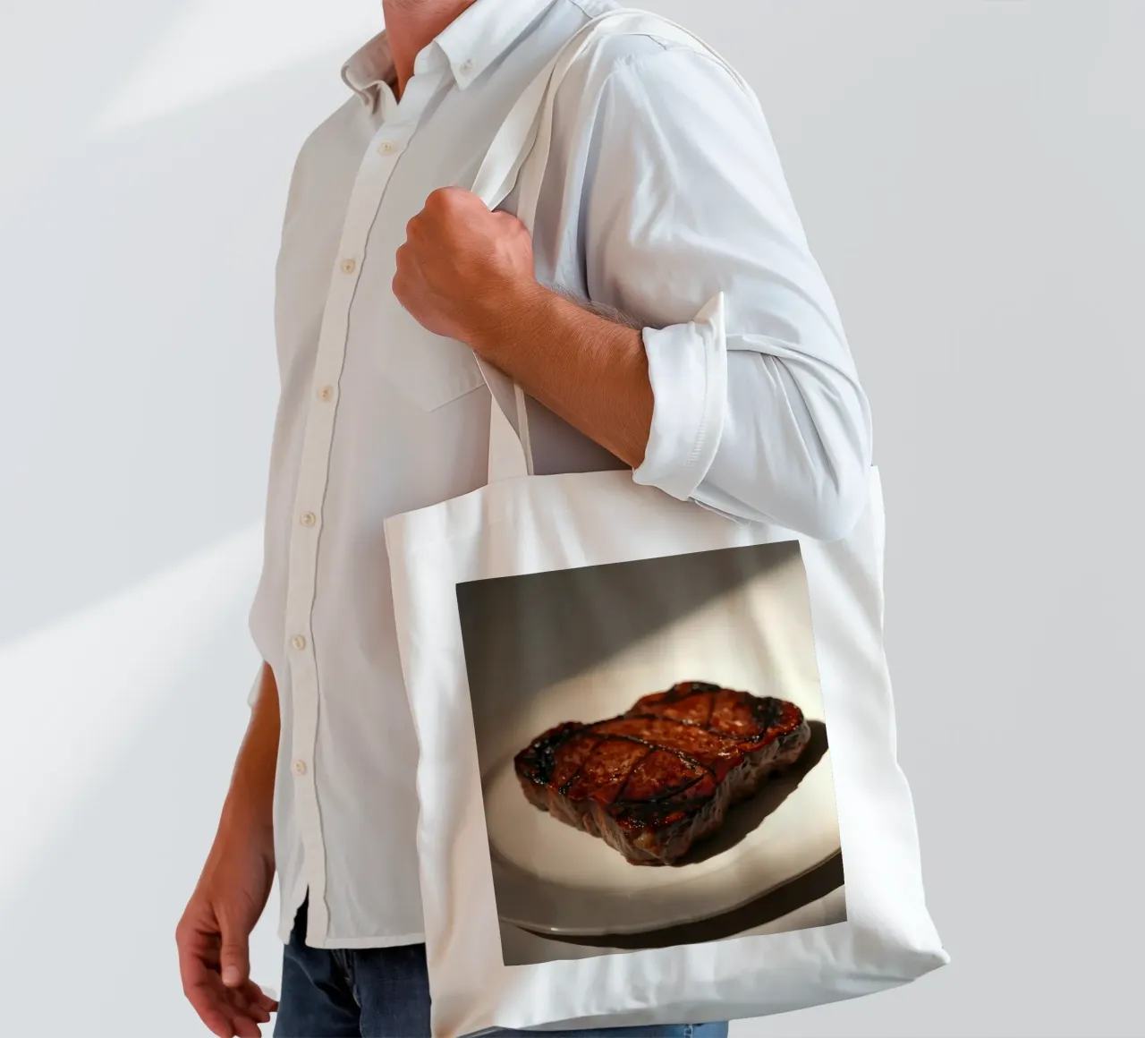 Bistecca perfettamente grigliata servita su un semplice piatto bianco borsa in juta da DesignDoodle