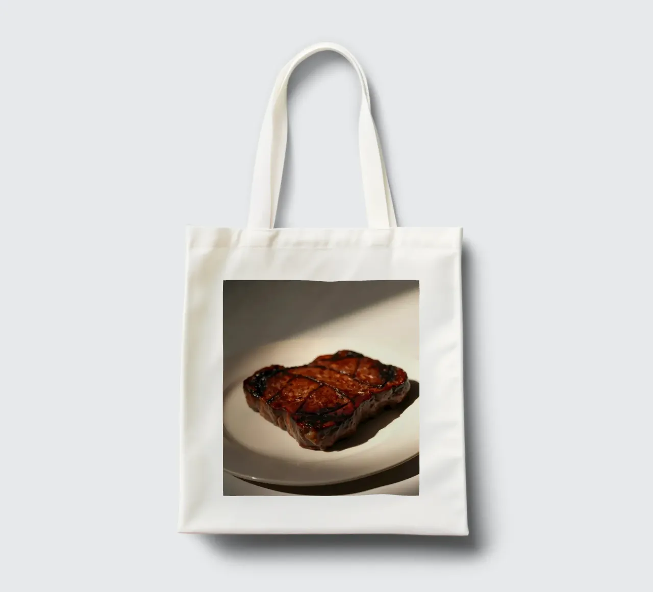 Bistecca perfettamente grigliata servita su un semplice piatto bianco borsa in juta da DesignDoodle