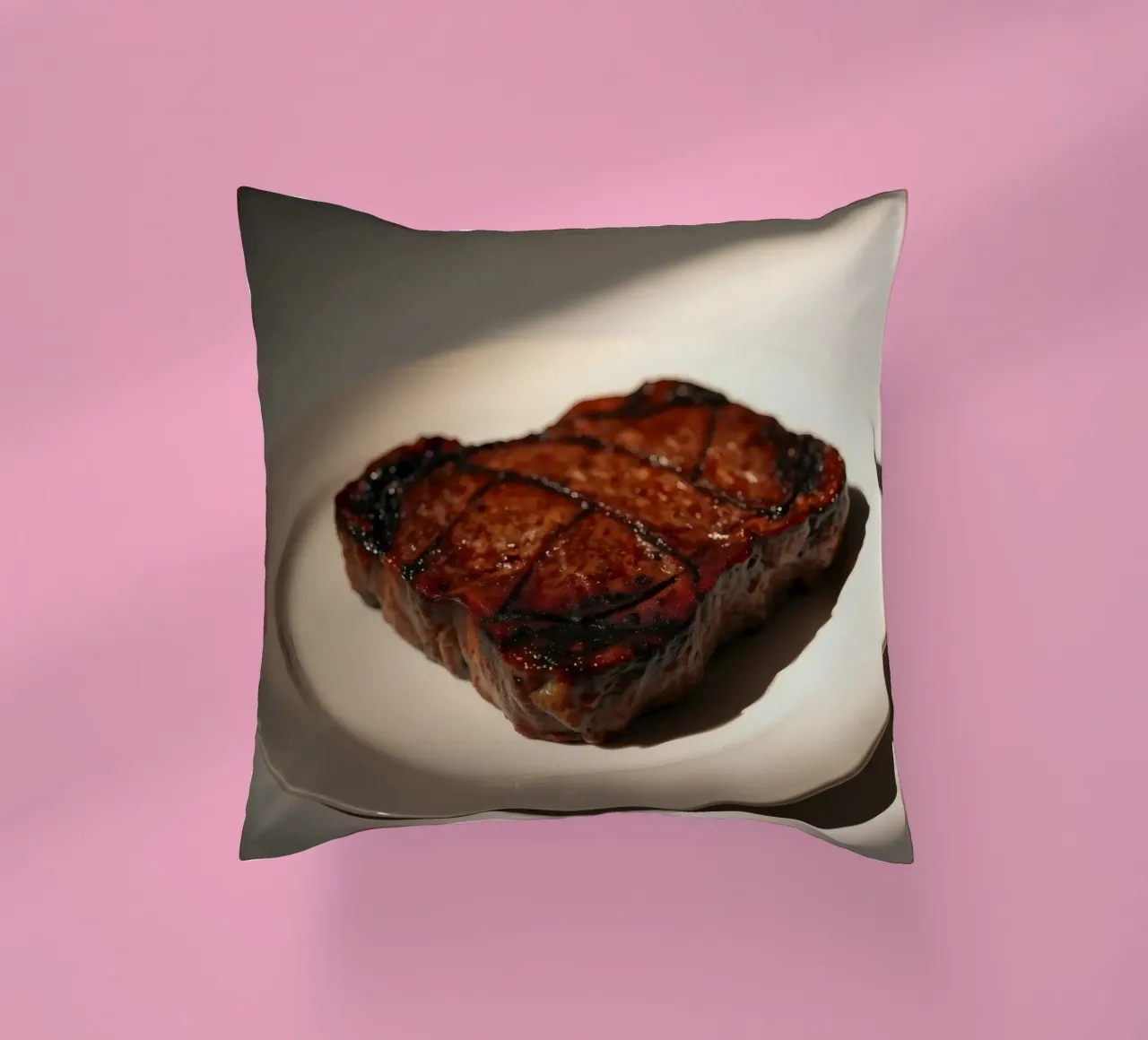 Bistecca perfettamente grigliata servita su un semplice piatto bianco cuscino da DesignDoodle