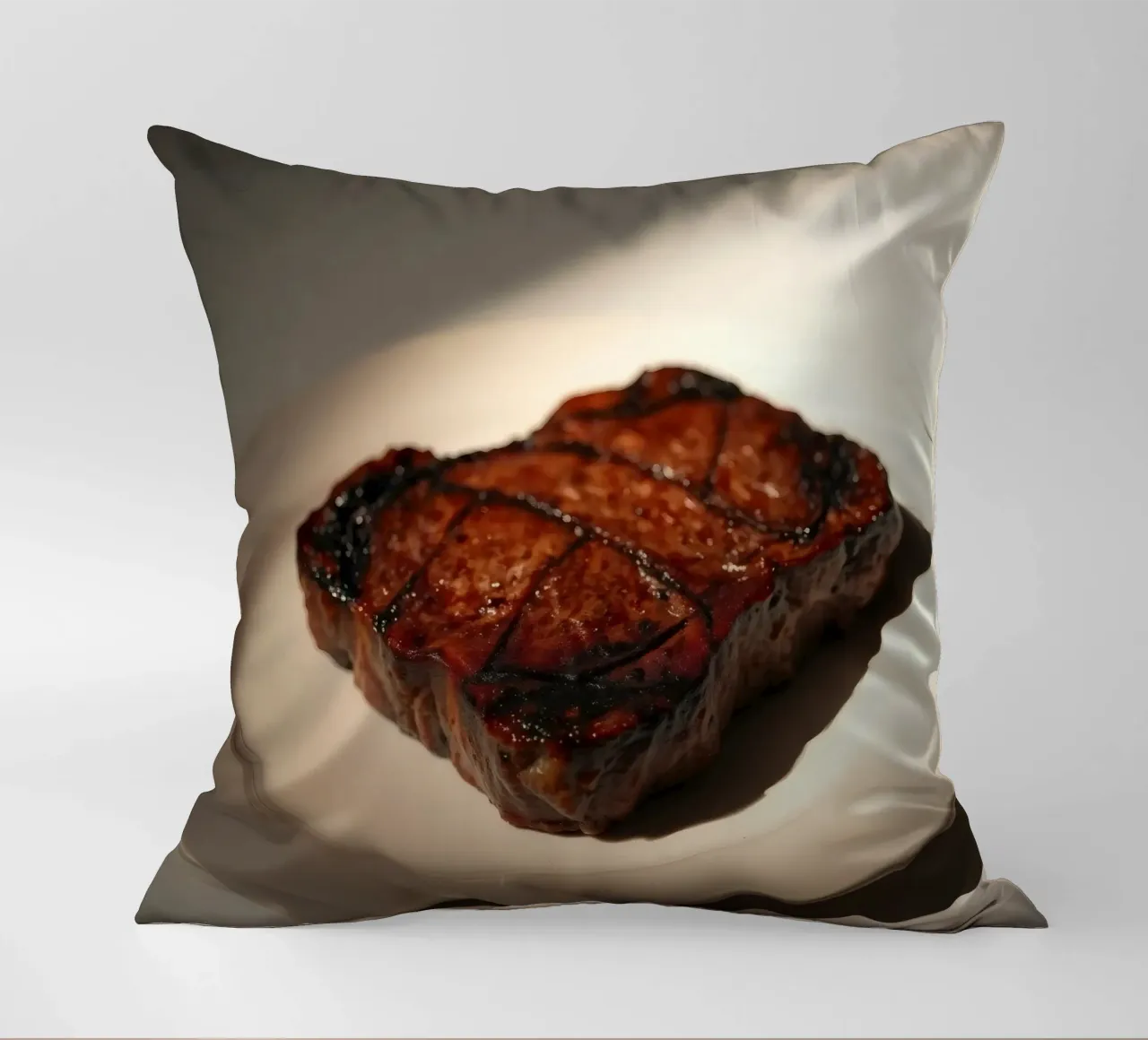 Bistecca perfettamente grigliata servita su un semplice piatto bianco cuscino da DesignDoodle