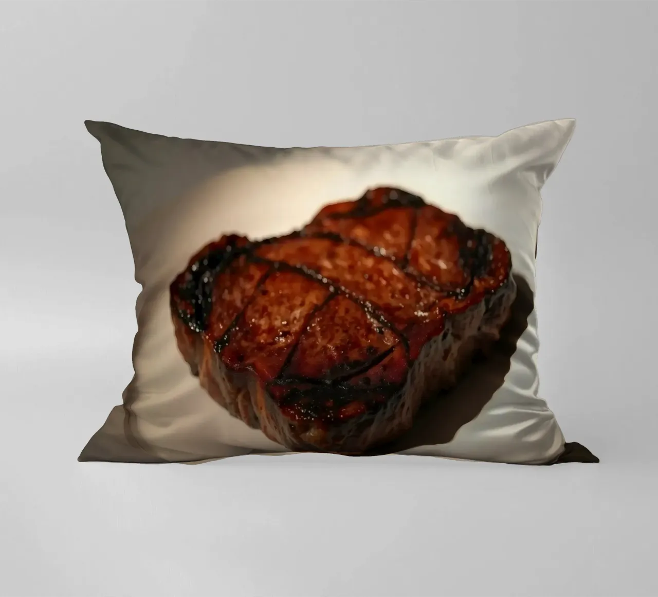 Bistecca perfettamente grigliata servita su un semplice piatto bianco cuscino da DesignDoodle