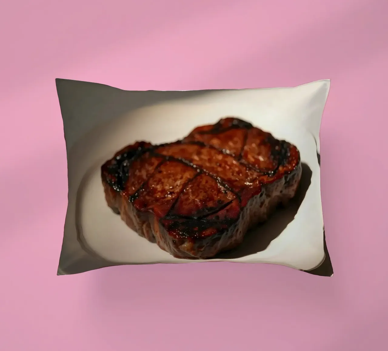 Bistecca perfettamente grigliata servita su un semplice piatto bianco cuscino da DesignDoodle