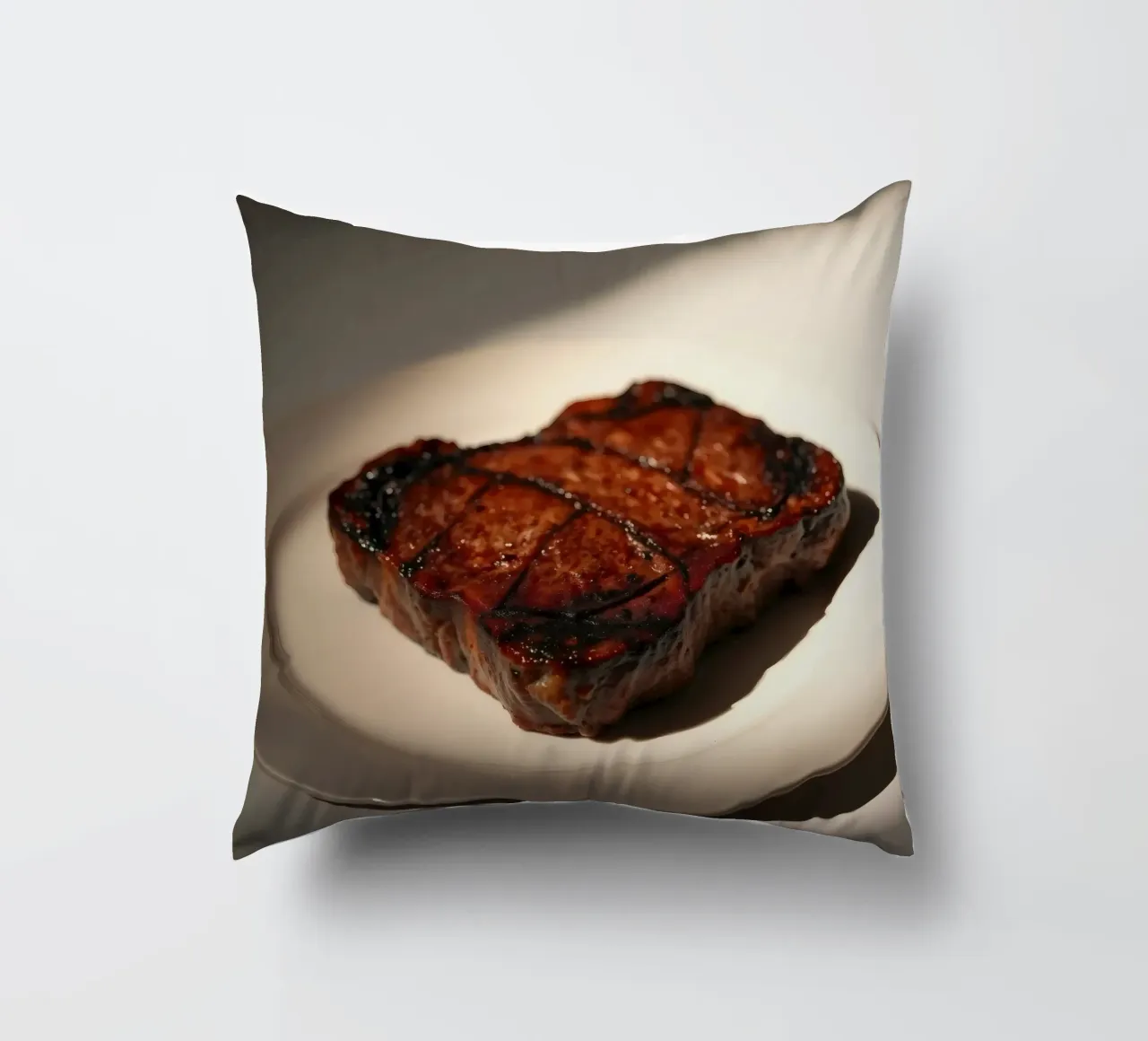 Bistecca perfettamente grigliata servita su un semplice piatto bianco cuscino da DesignDoodle