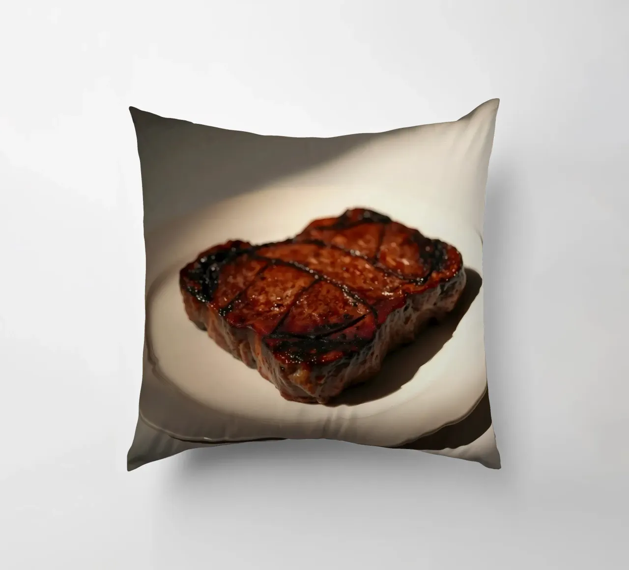 Bistecca perfettamente grigliata servita su un semplice piatto bianco cuscino da DesignDoodle