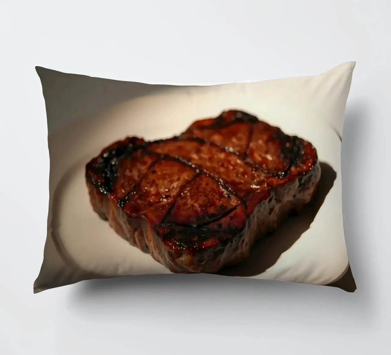 Bistecca perfettamente grigliata servita su un semplice piatto bianco cuscino da DesignDoodle