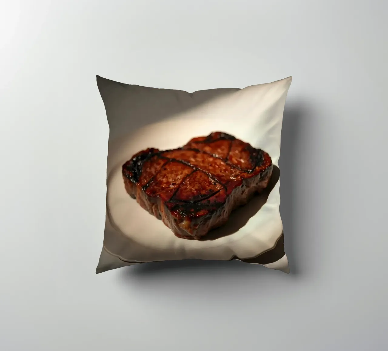 Bistecca perfettamente grigliata servita su un semplice piatto bianco cuscino da DesignDoodle