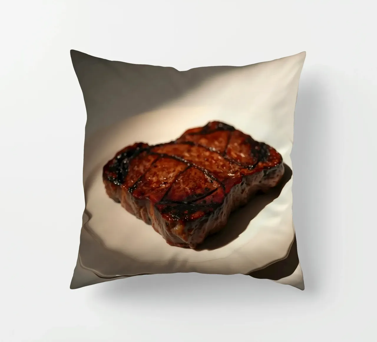 Bistecca perfettamente grigliata servita su un semplice piatto bianco cuscino da DesignDoodle
