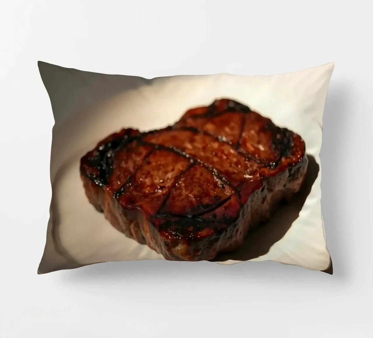 Bistecca perfettamente grigliata servita su un semplice piatto bianco cuscino da DesignDoodle