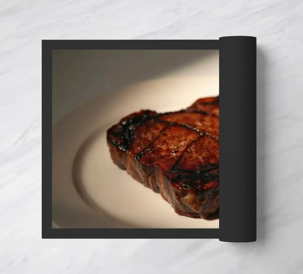 Bistecca perfettamente grigliata servita su un semplice piatto bianco zerbino da DesignDoodle