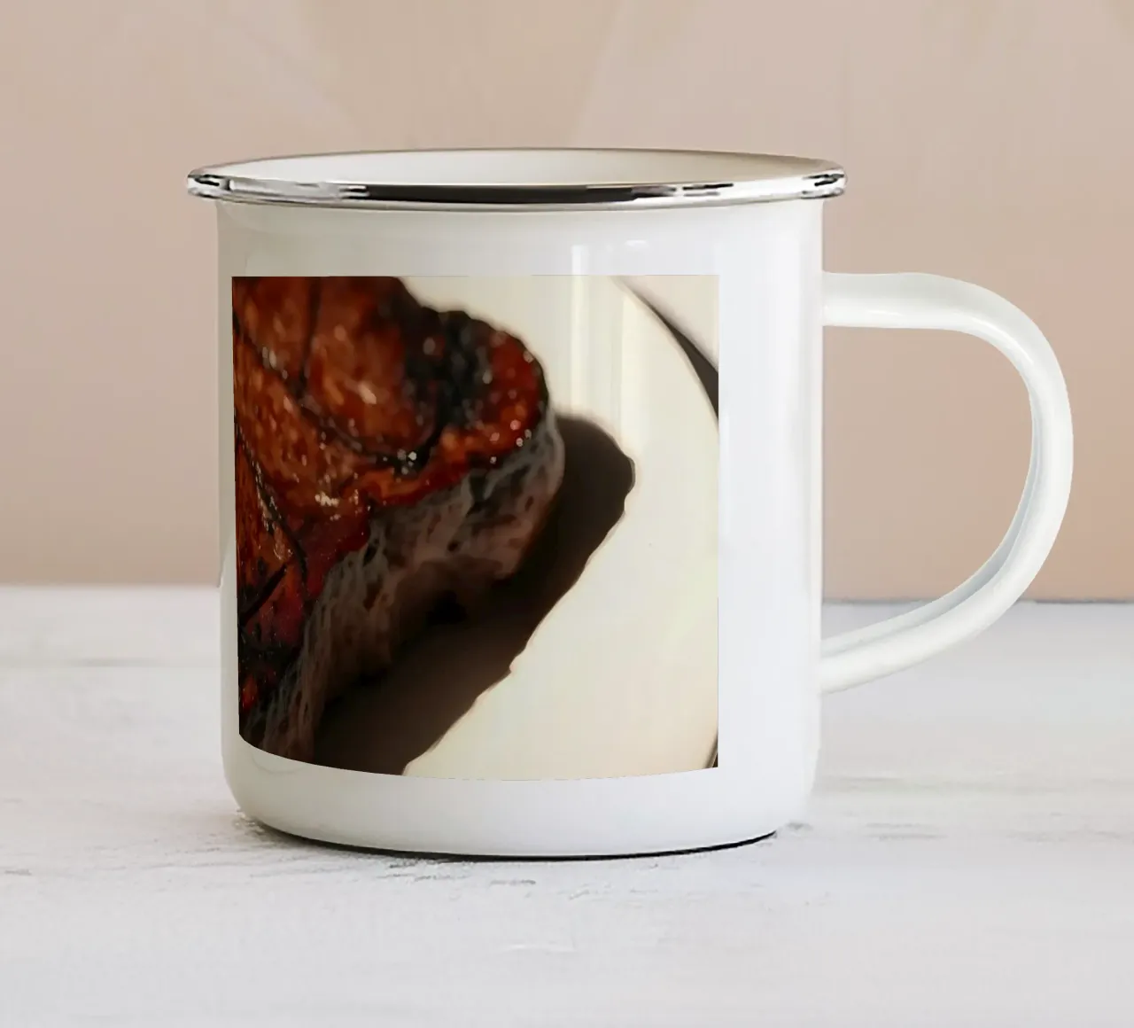 Bistecca perfettamente grigliata servita su un semplice piatto bianco tazza in smalto da DesignDoodle