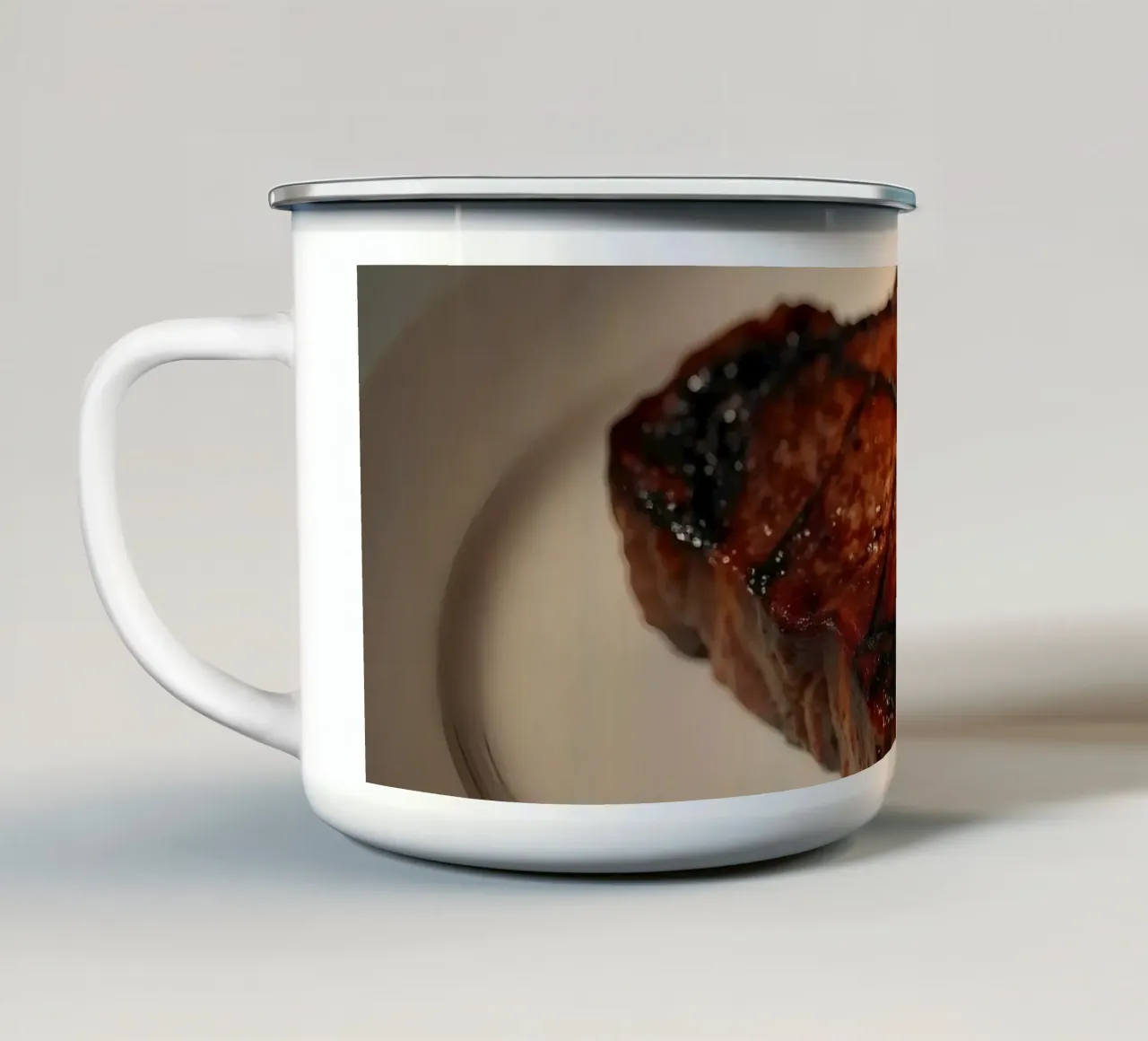 Bistecca perfettamente grigliata servita su un semplice piatto bianco tazza in smalto da DesignDoodle