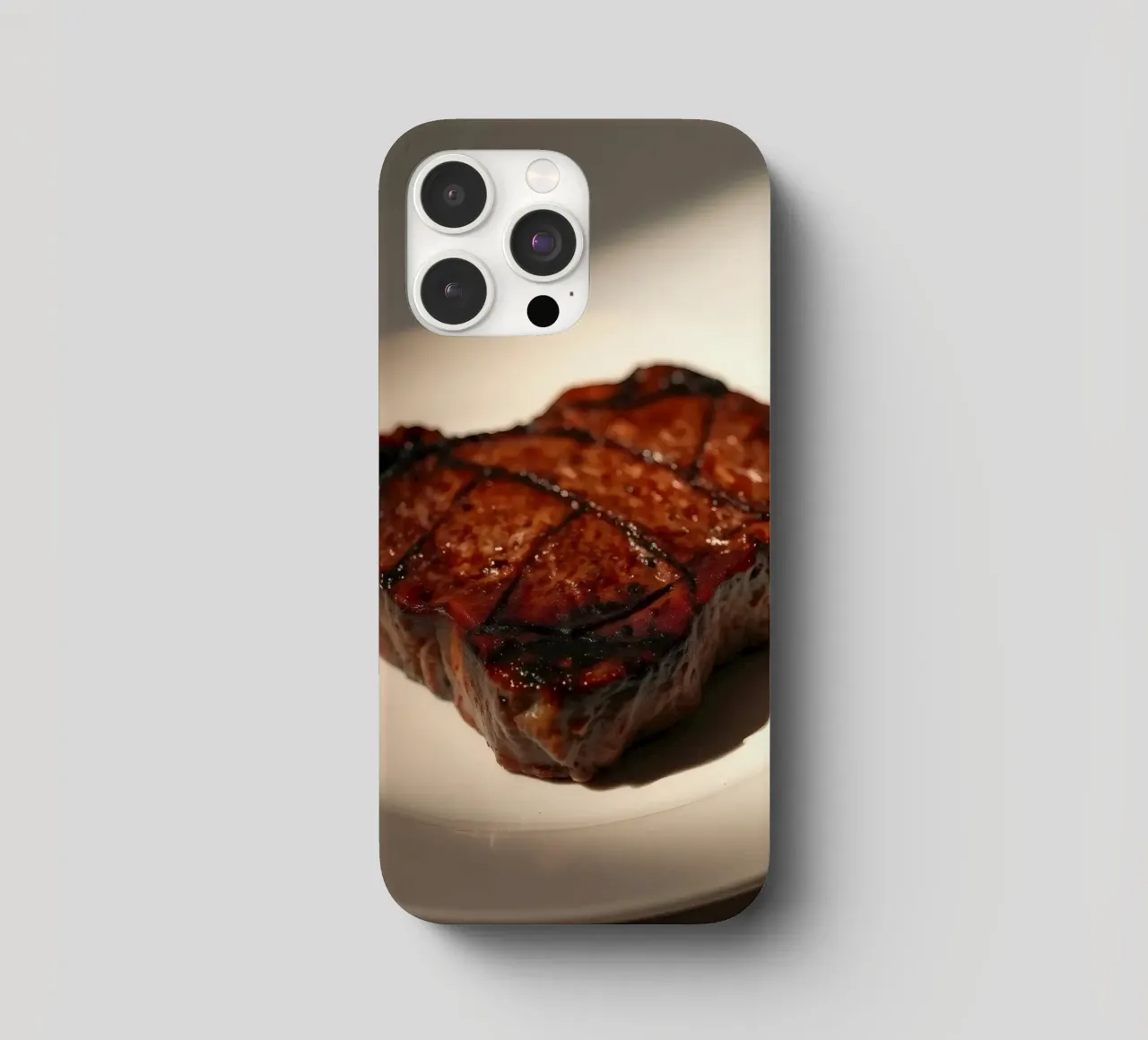 Bistecca perfettamente grigliata servita su un semplice piatto bianco cover iphone da DesignDoodle