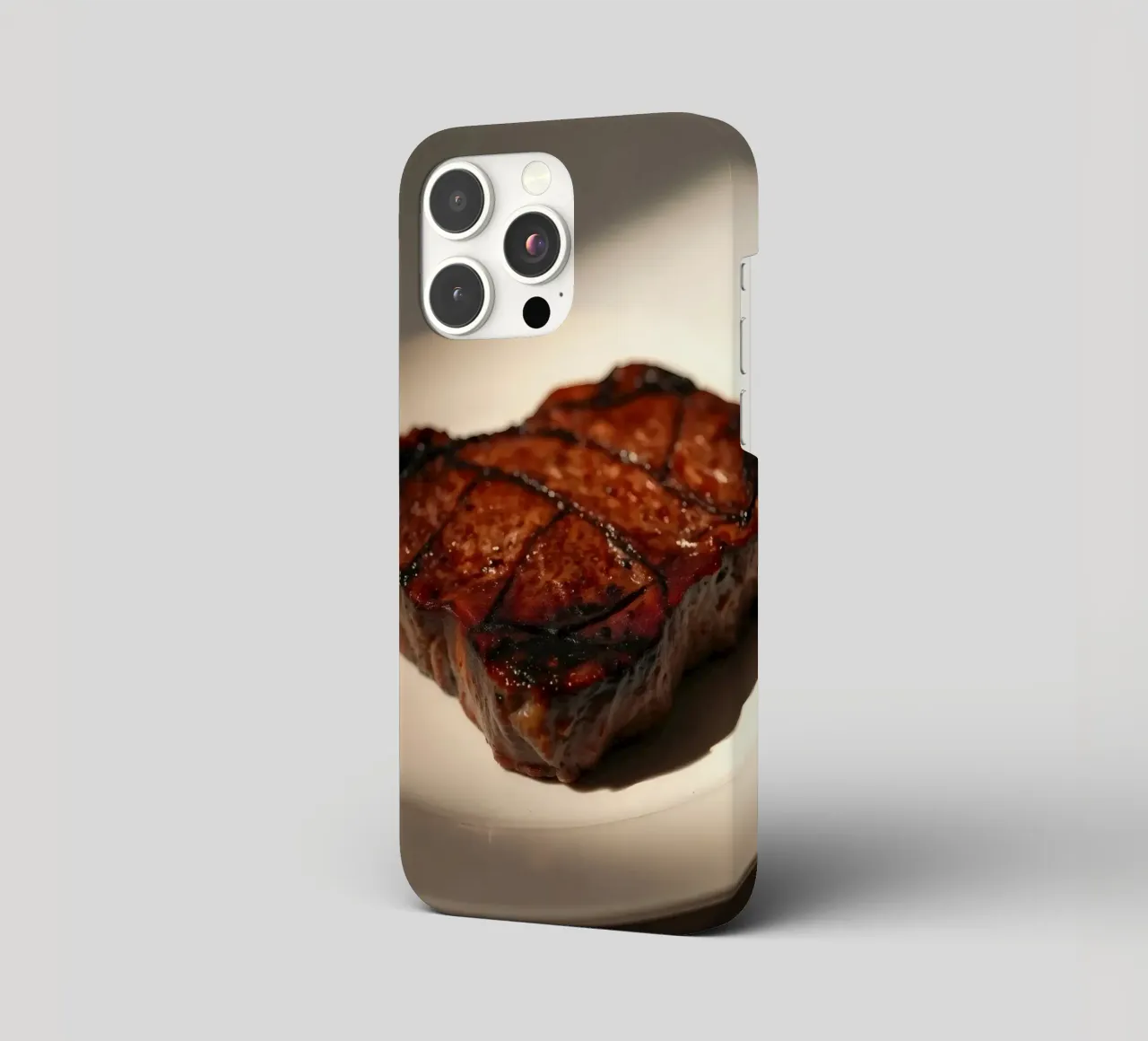 Bistecca perfettamente grigliata servita su un semplice piatto bianco cover iphone da DesignDoodle