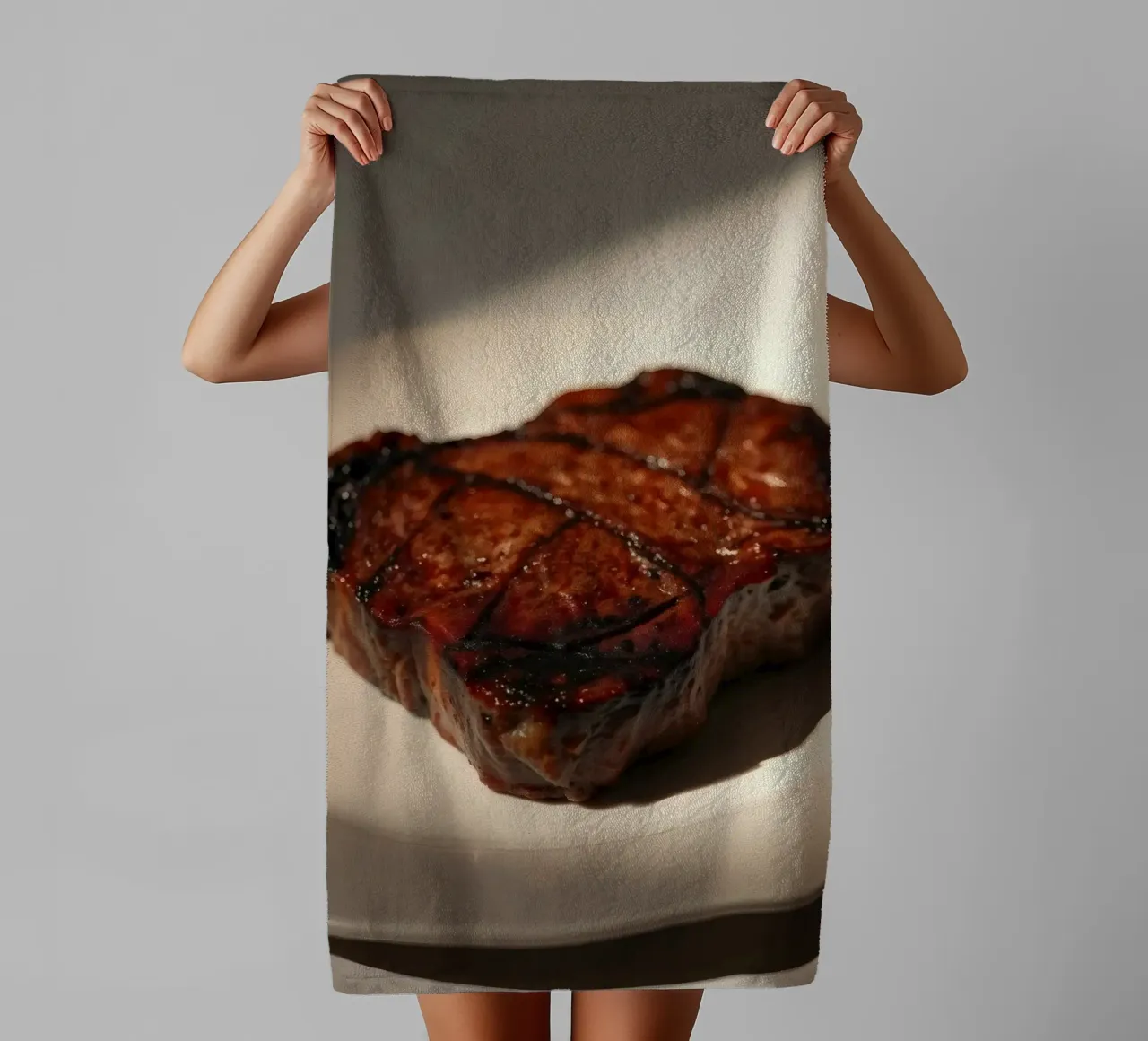 Bistecca perfettamente grigliata servita su un semplice piatto bianco asciugamano da bagno da DesignDoodle