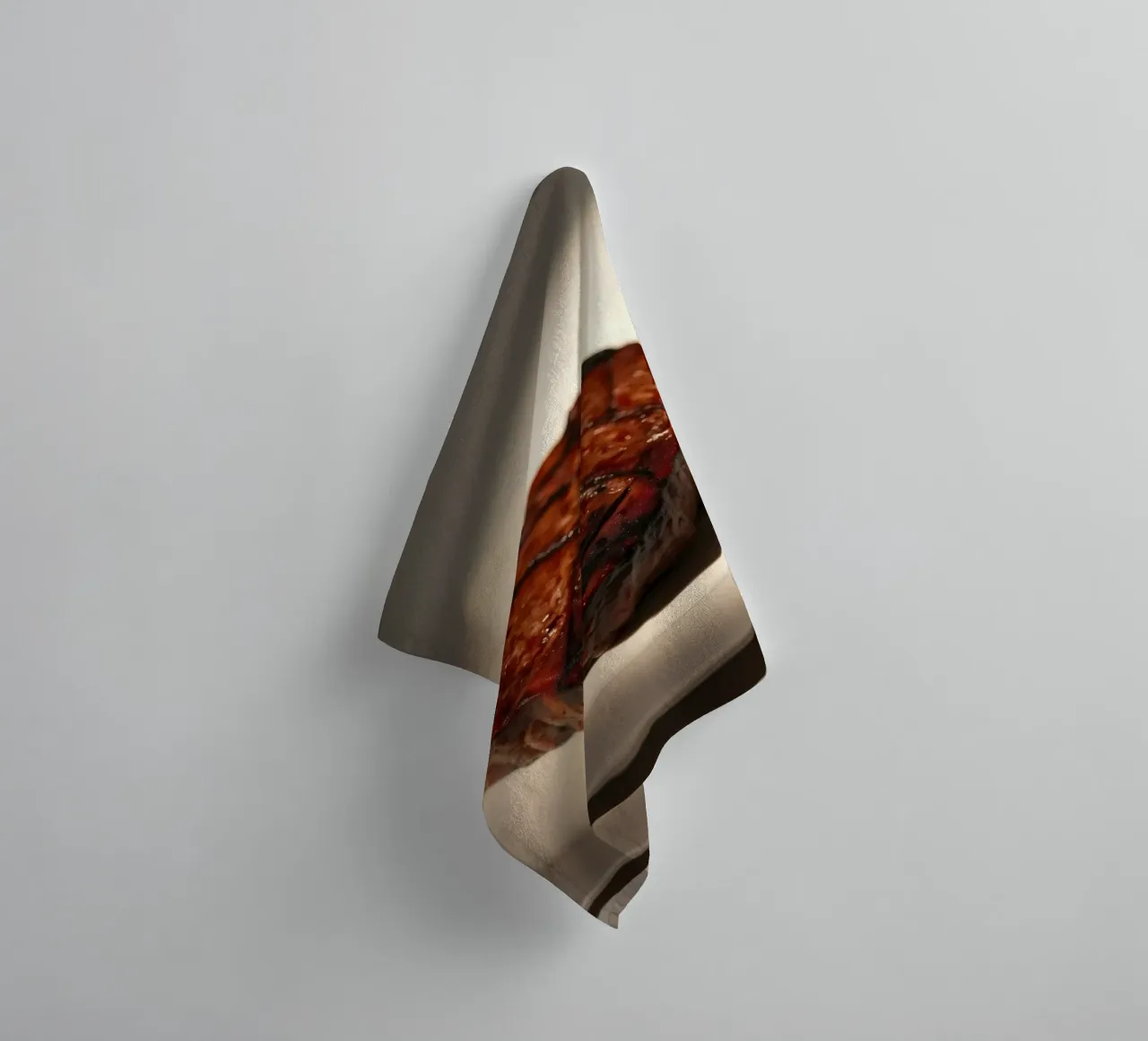 Bistecca perfettamente grigliata servita su un semplice piatto bianco asciugamano da bagno da DesignDoodle