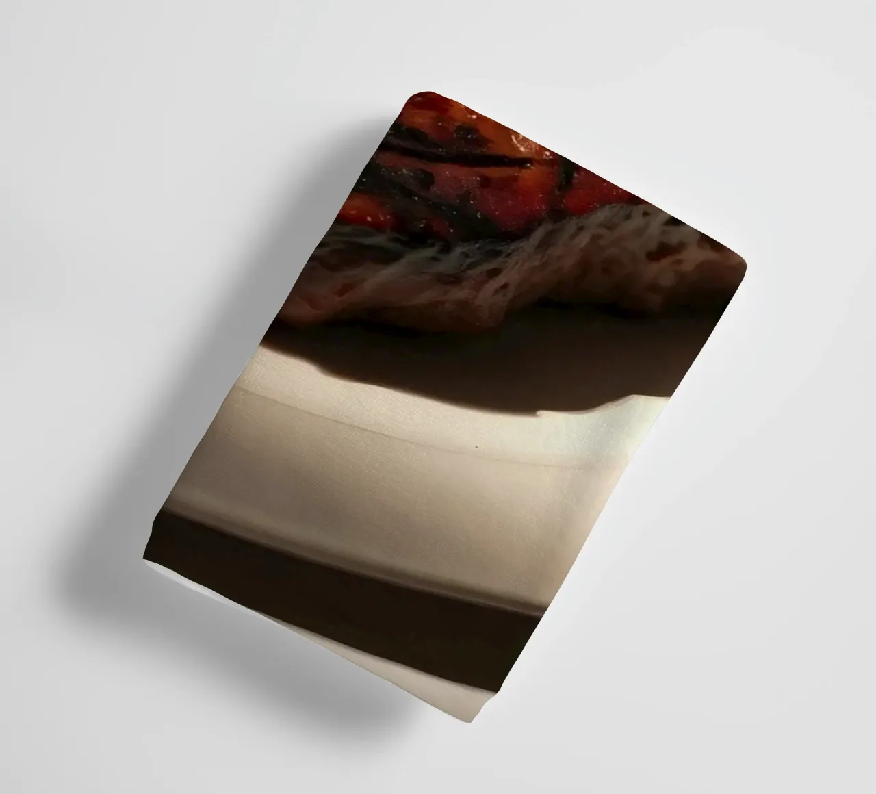 Bistecca perfettamente grigliata servita su un semplice piatto bianco asciugamano da bagno da DesignDoodle