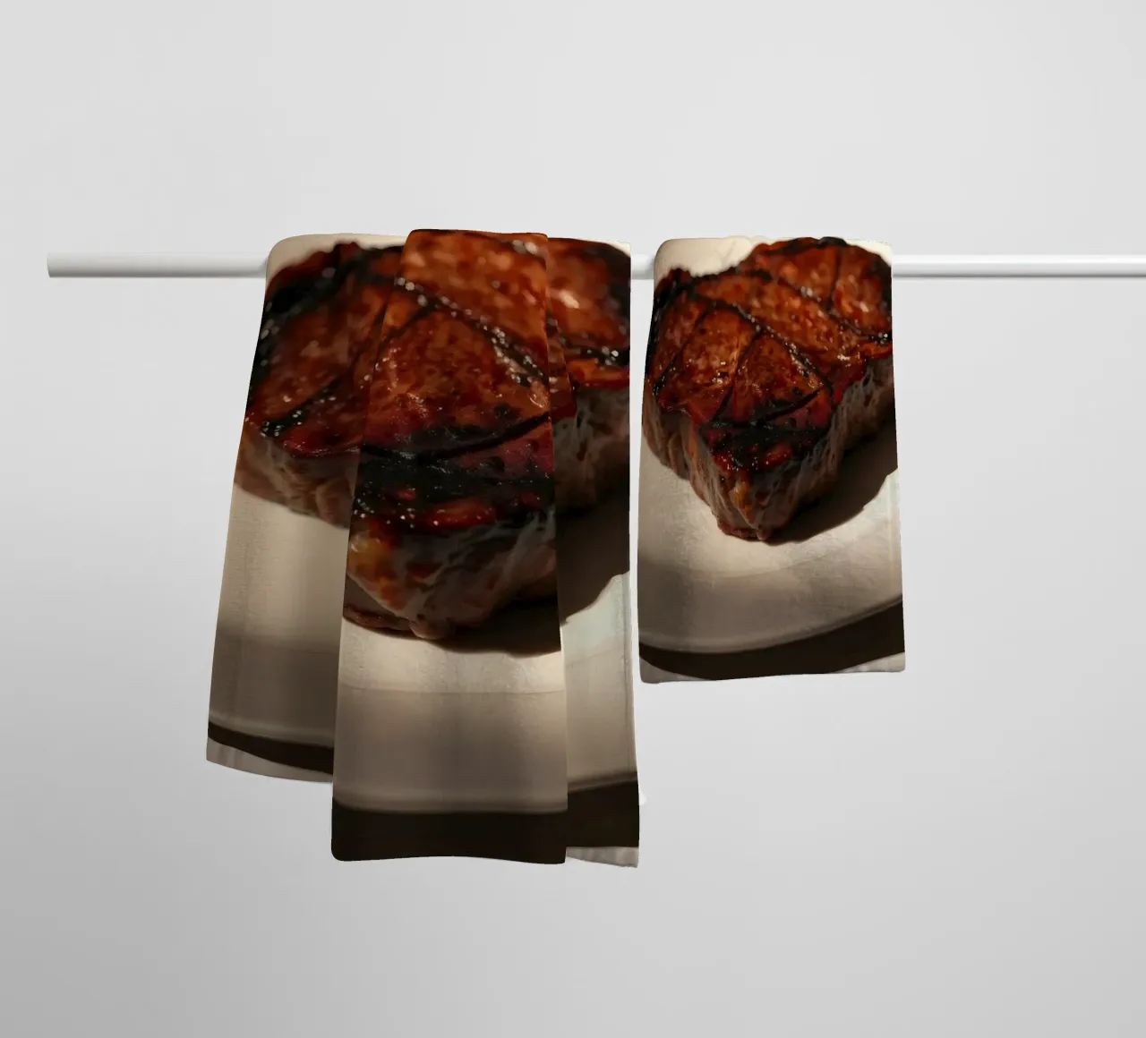 Bistecca perfettamente grigliata servita su un semplice piatto bianco asciugamano da bagno da DesignDoodle