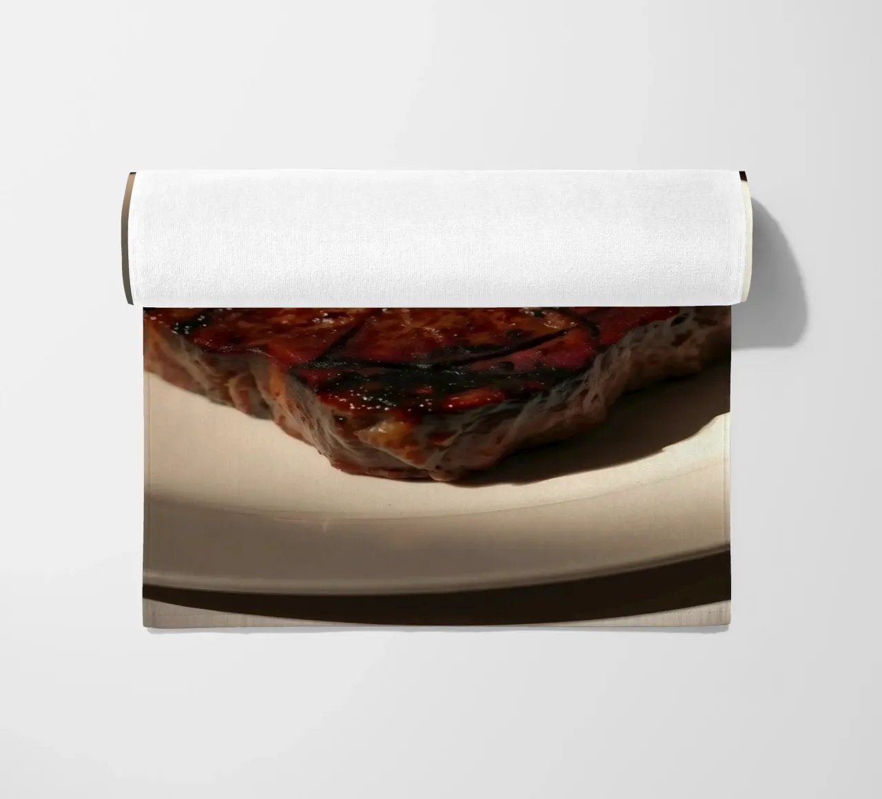 Bistecca perfettamente grigliata servita su un semplice piatto bianco telo mare da DesignDoodle