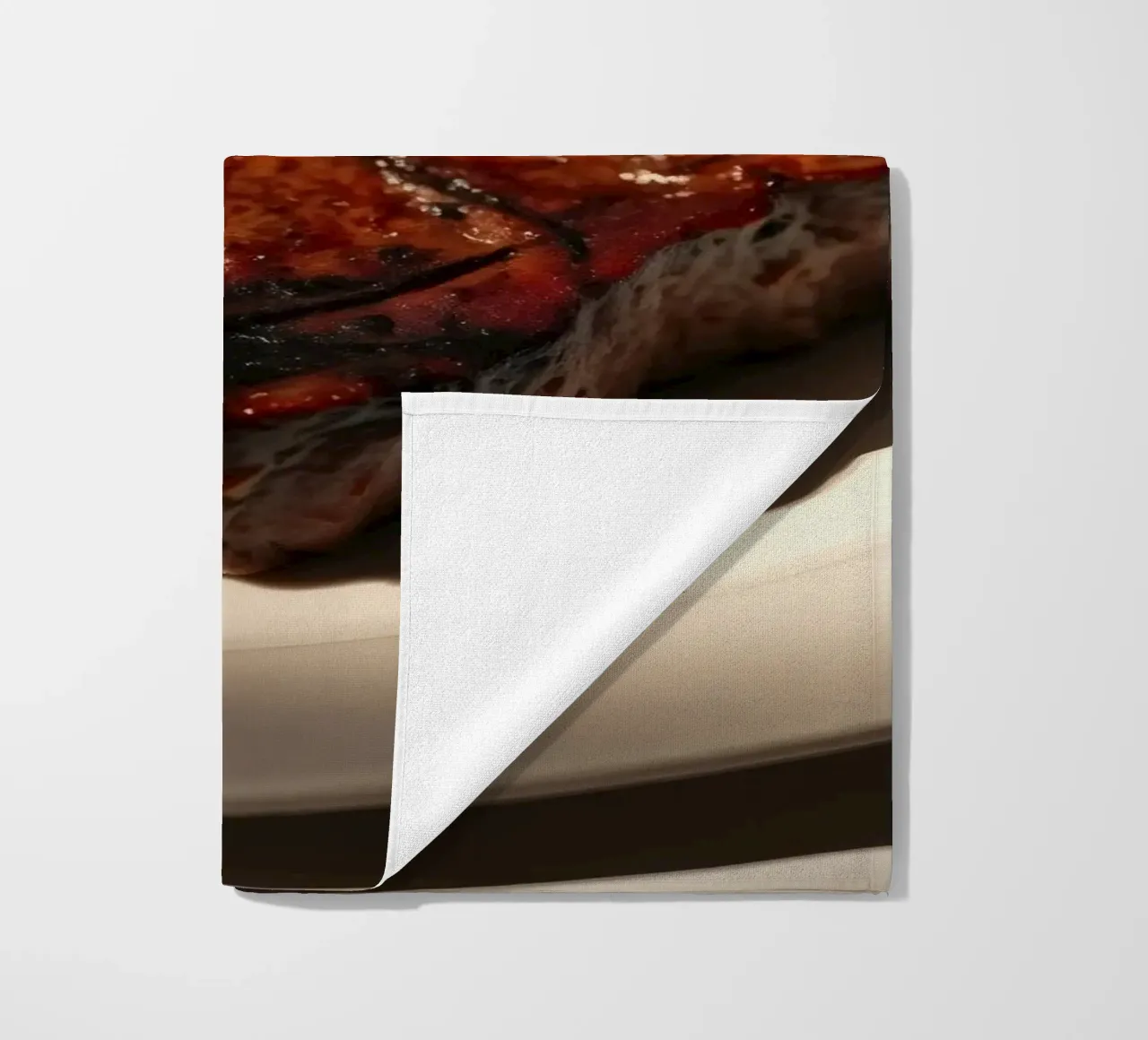 Bistecca perfettamente grigliata servita su un semplice piatto bianco telo mare da DesignDoodle