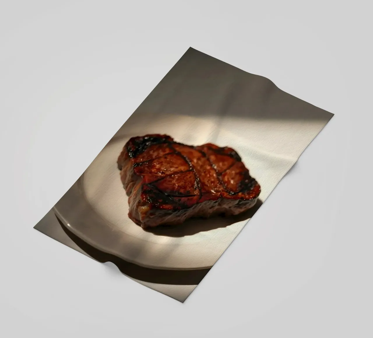 Bistecca perfettamente grigliata servita su un semplice piatto bianco telo mare da DesignDoodle