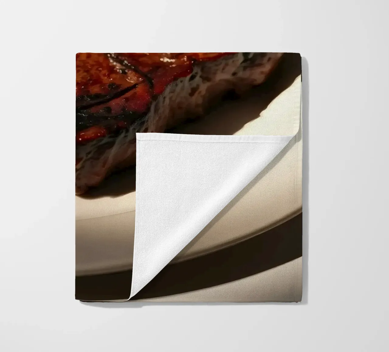 Bistecca perfettamente grigliata servita su un semplice piatto bianco telo mare da DesignDoodle