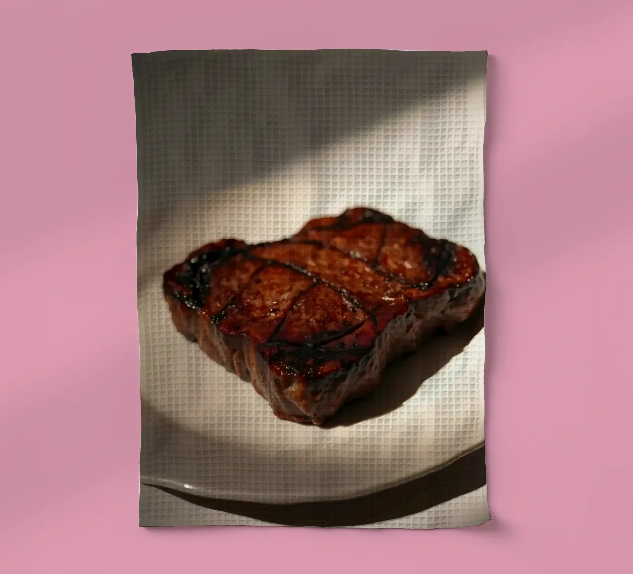 Bistecca perfettamente grigliata servita su un semplice piatto bianco canovaccio da cucina da DesignDoodle