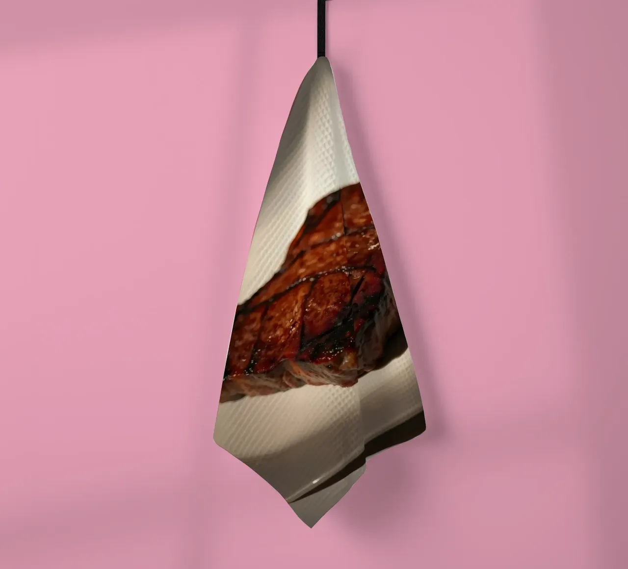 Bistecca perfettamente grigliata servita su un semplice piatto bianco canovaccio da cucina da DesignDoodle