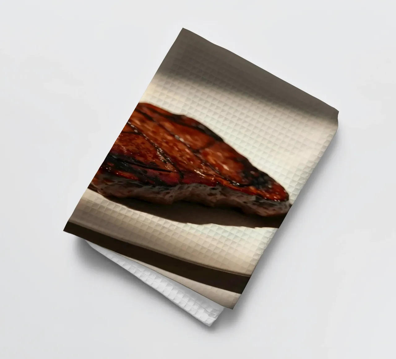 Bistecca perfettamente grigliata servita su un semplice piatto bianco canovaccio da cucina da DesignDoodle