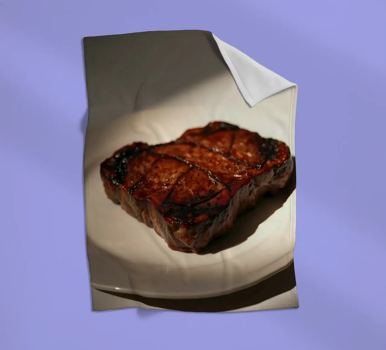 Bistecca perfettamente grigliata servita su un semplice piatto bianco coperta in pile da DesignDoodle