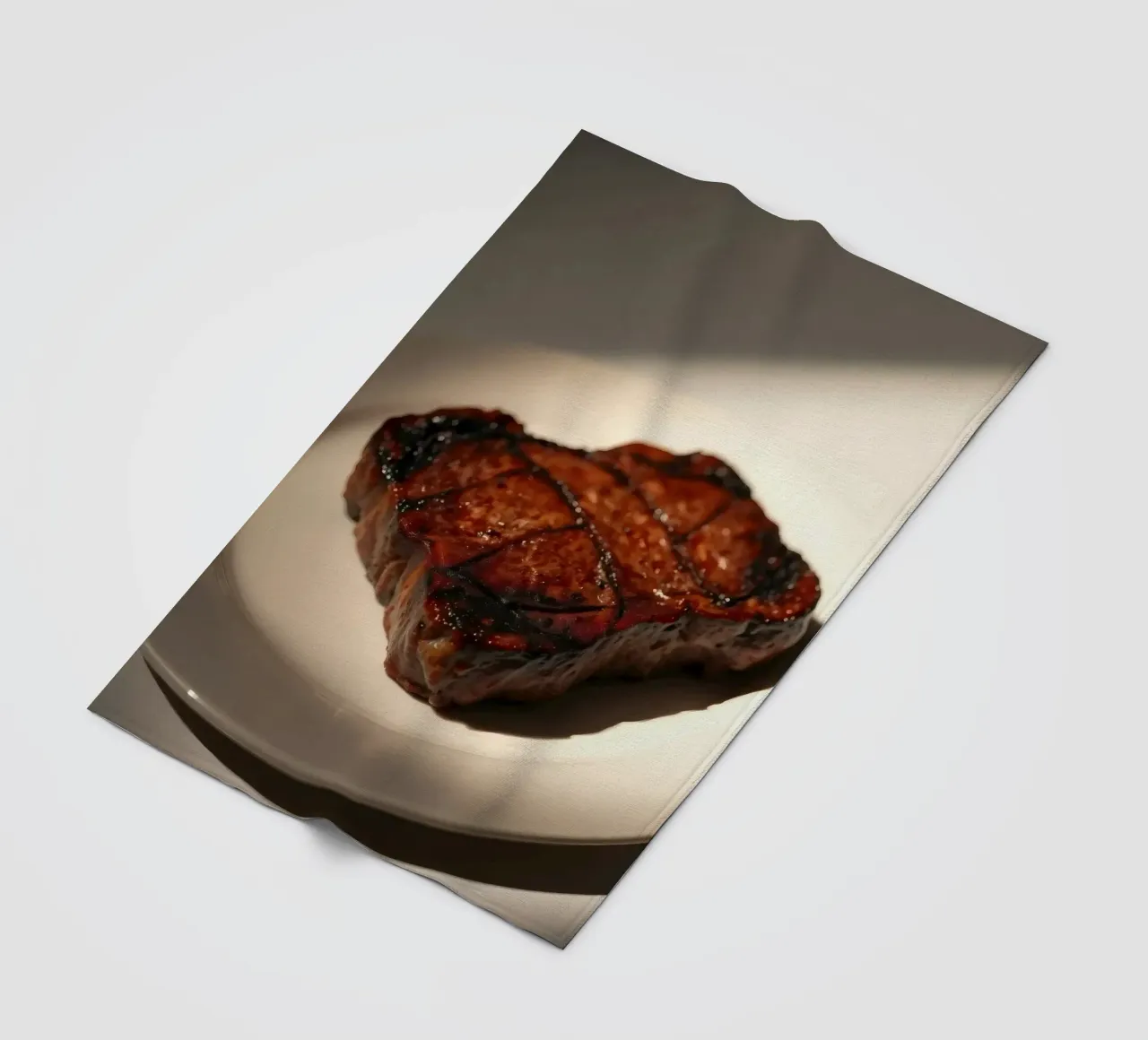 Bistecca perfettamente grigliata servita su un semplice piatto bianco coperta in pile da DesignDoodle