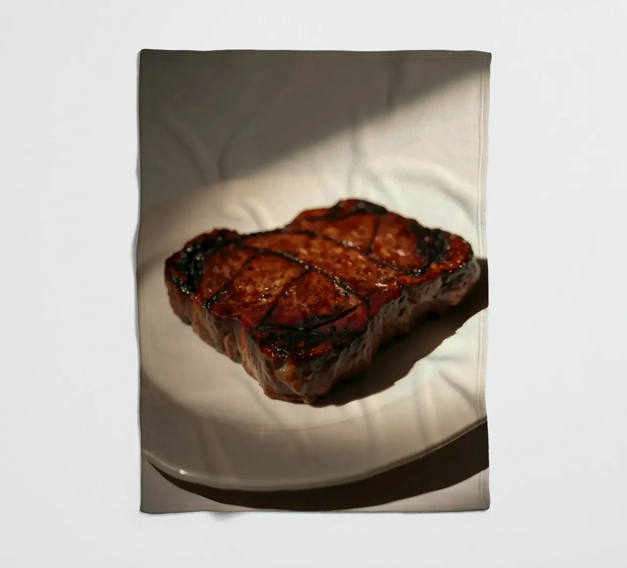 Bistecca perfettamente grigliata servita su un semplice piatto bianco coperta in pile da DesignDoodle