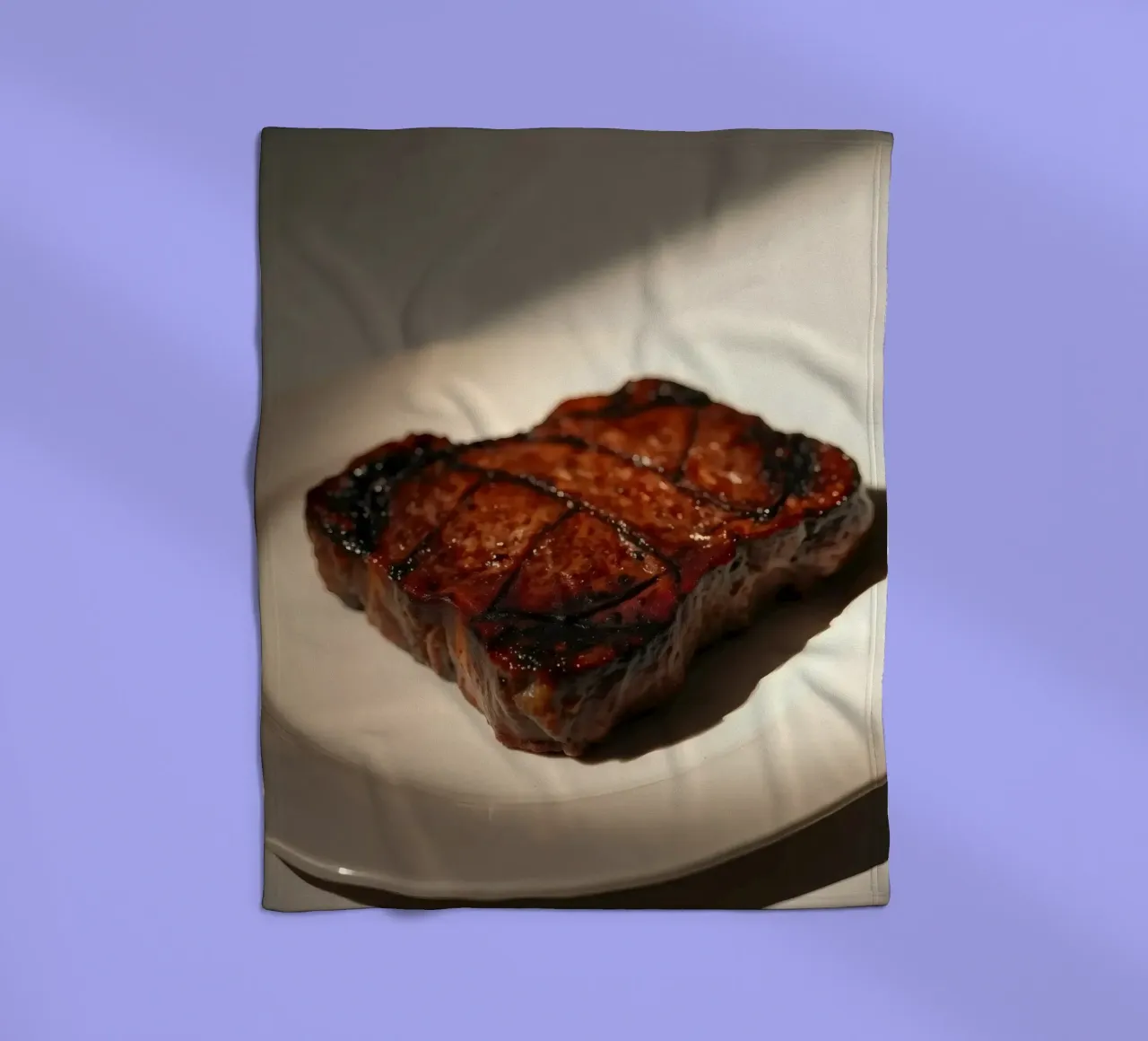 Bistecca perfettamente grigliata servita su un semplice piatto bianco coperta in pile da DesignDoodle