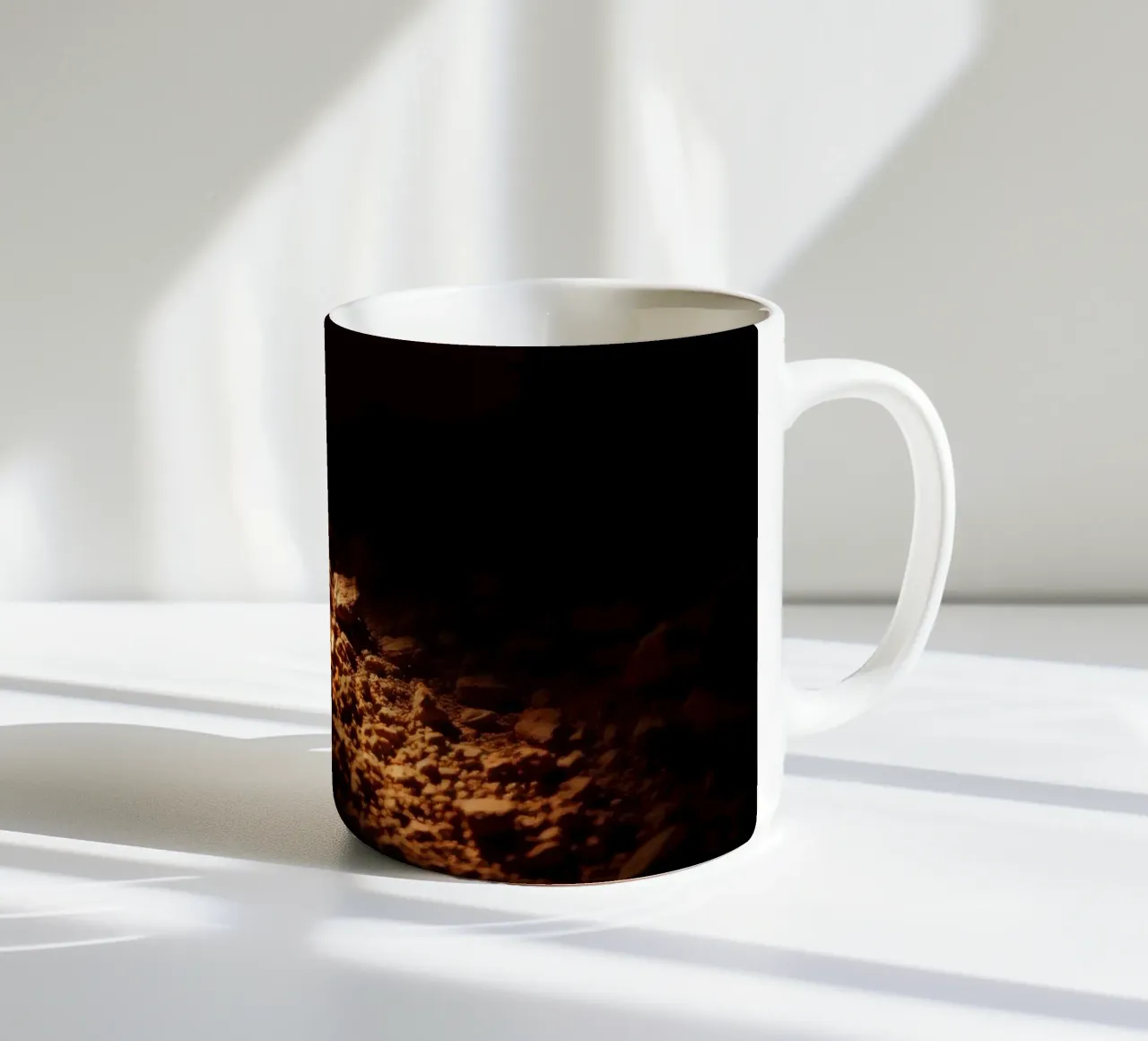 Luce soffusa che illumina le texture della terra all'interno di una grotta buia tazza in ceramica da DesignDoodle