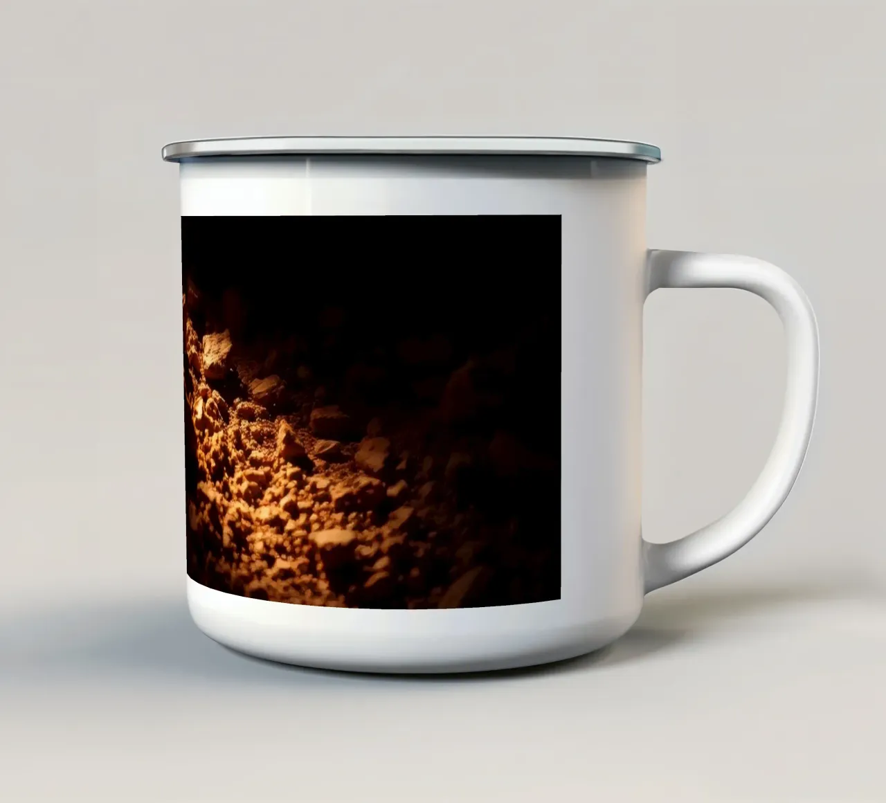 Luce soffusa che illumina le texture della terra all'interno di una grotta buia tazza in smalto da DesignDoodle