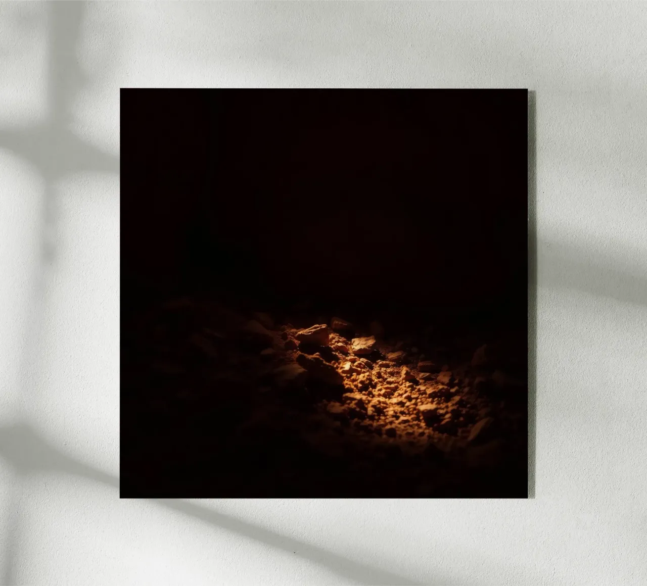 Lumière douce éclairant des textures terreuses à l'intérieur d'une grotte sombre plexiglas de DesignDoodle