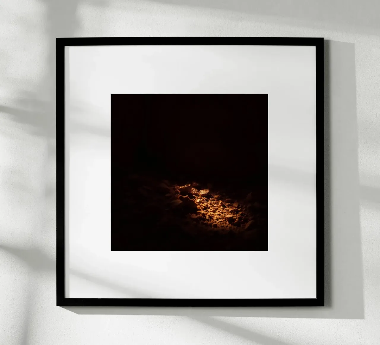 Luce soffusa che illumina le texture della terra all'interno di una grotta buia poster da DesignDoodle