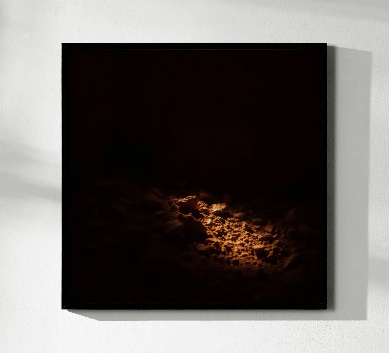 Luce soffusa che illumina le texture della terra all'interno di una grotta buia poster da DesignDoodle