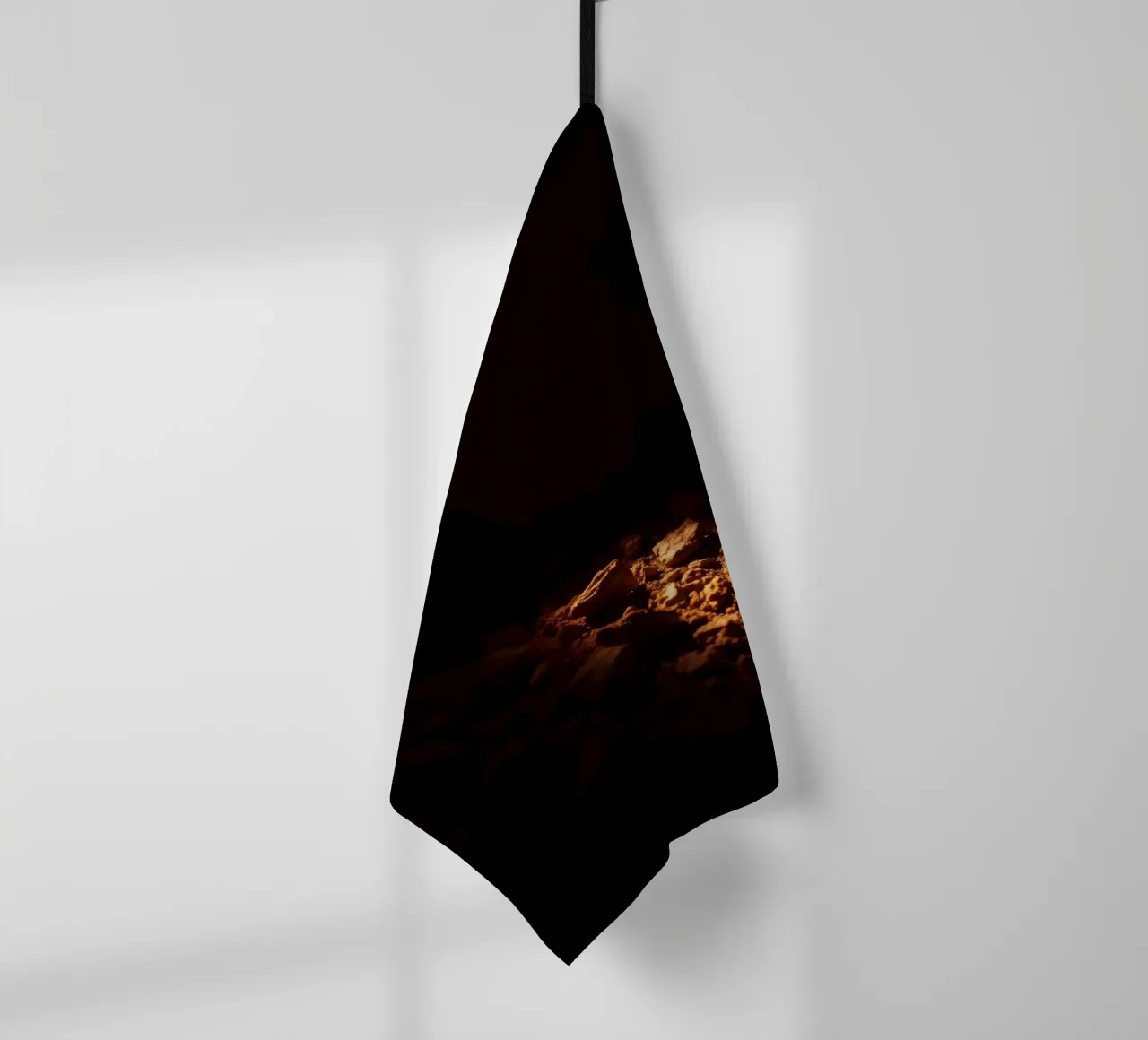 Lumière douce éclairant des textures terreuses à l'intérieur d'une grotte sombre torchon de DesignDoodle