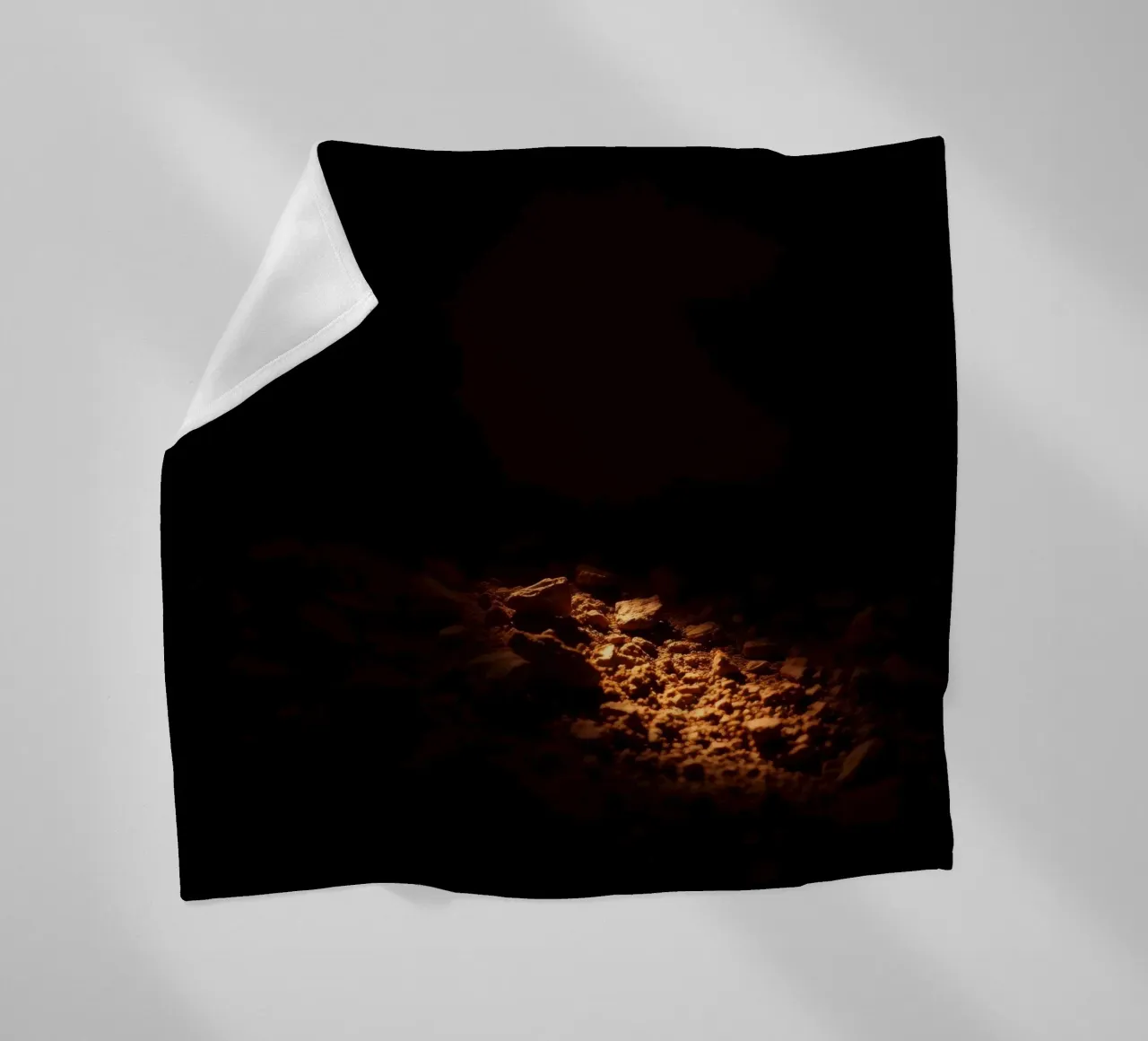 Luce soffusa che illumina le texture della terra all'interno di una grotta buia coperta in pile da DesignDoodle