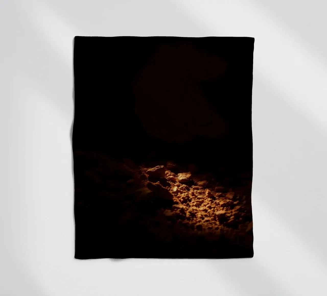 Luce soffusa che illumina le texture della terra all'interno di una grotta buia coperta in pile da DesignDoodle