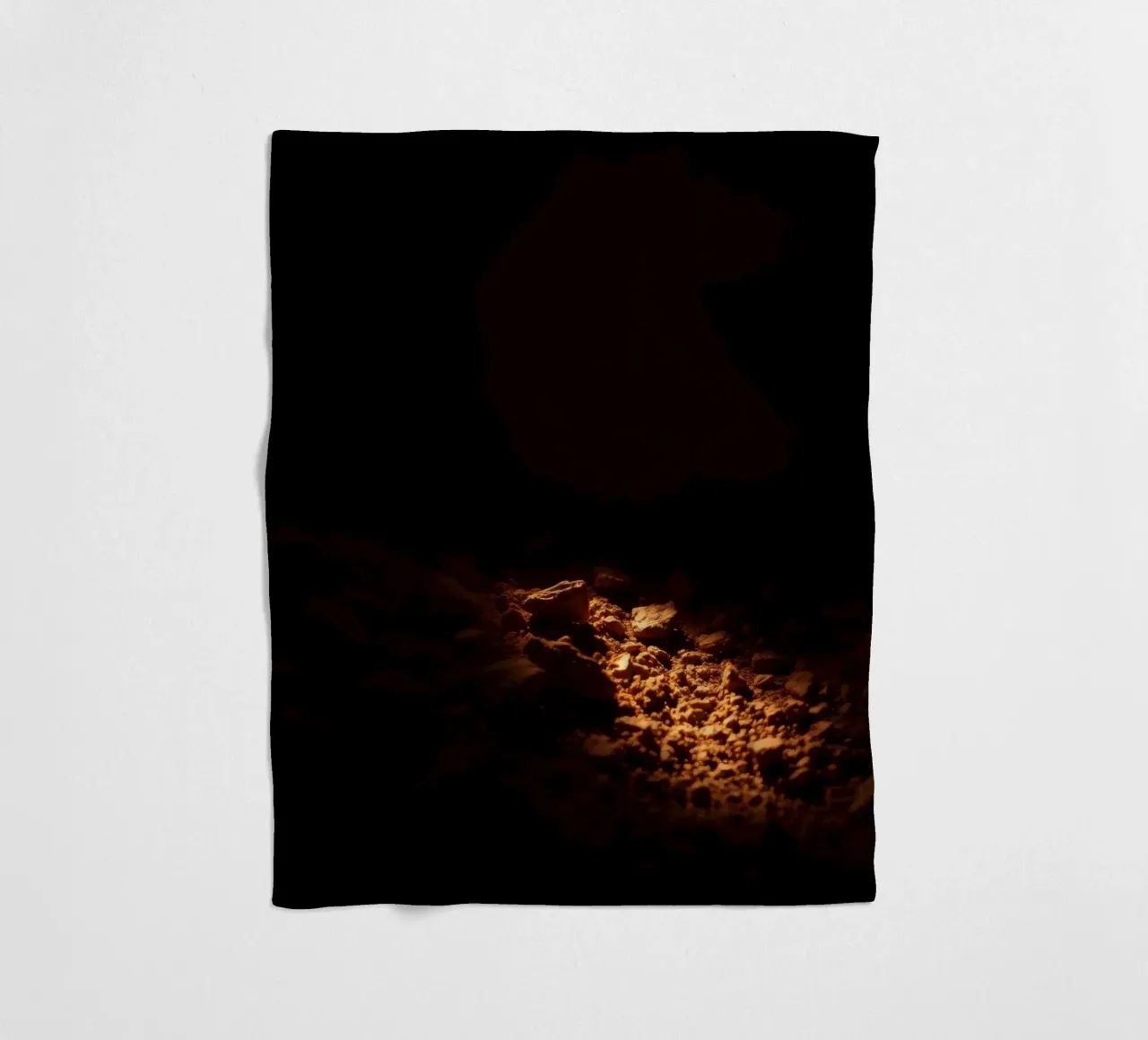 Luce soffusa che illumina le texture della terra all'interno di una grotta buia coperta in pile da DesignDoodle