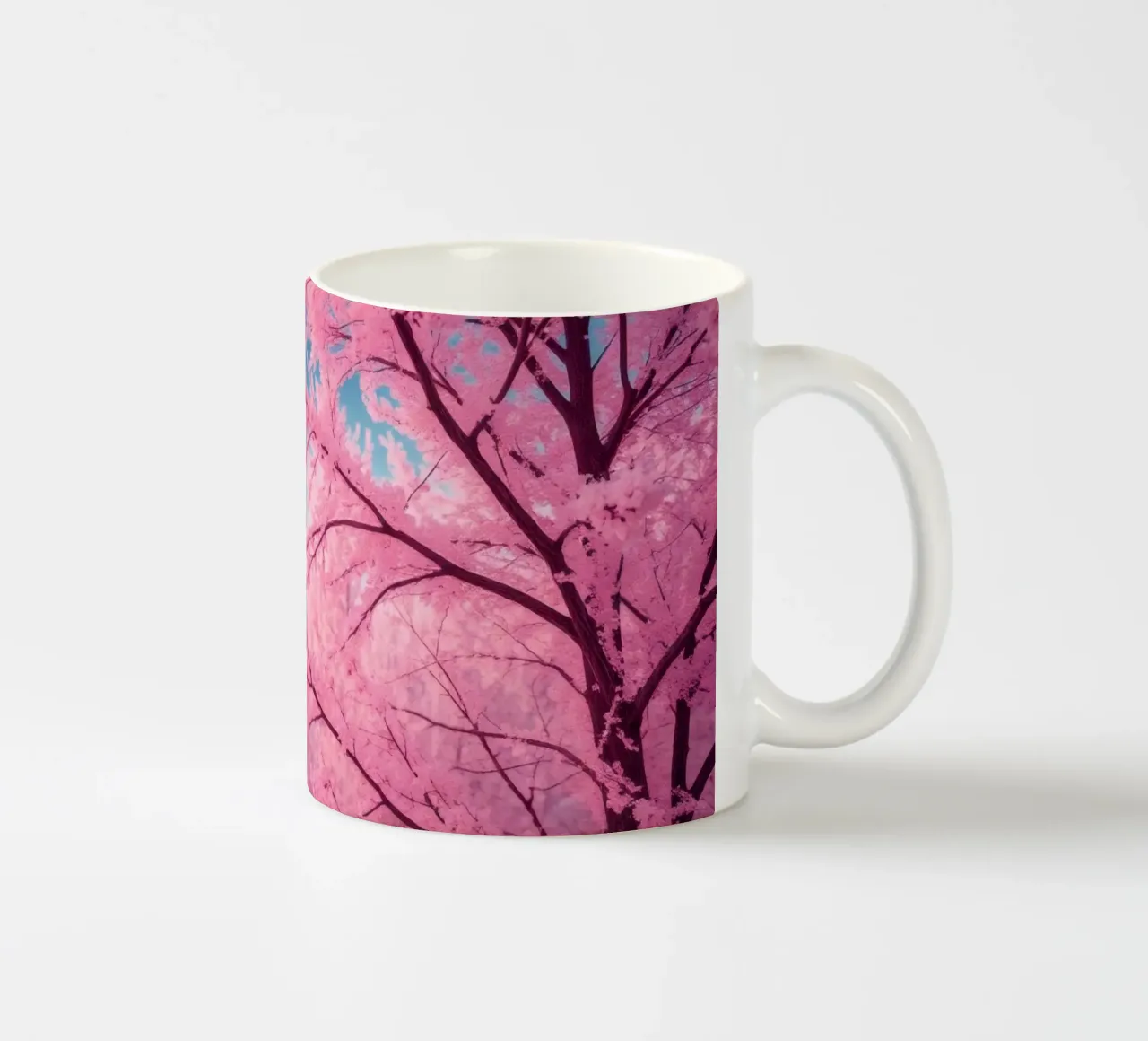 Bellissimi alberi rosa in un paesaggio etereo al tramonto con tazza in ceramica da DesignDoodle