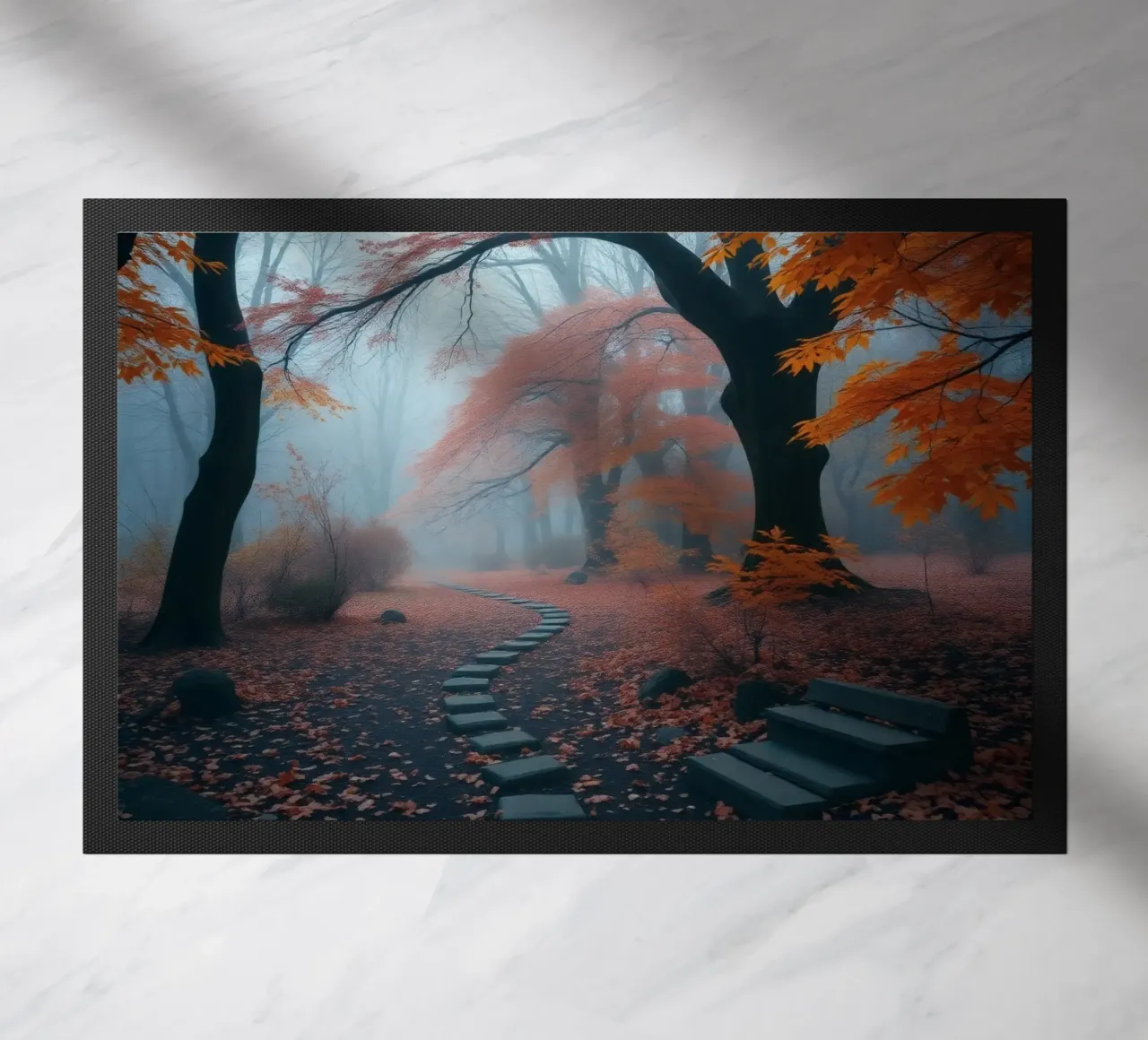 Sentier d'automne serein serpentant à travers une forêt brumeuse paillasson de DesignDoodle