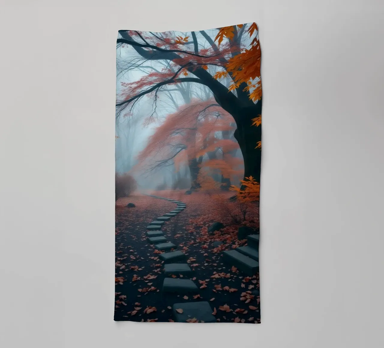 Sentier d'automne serein serpentant à travers une forêt brumeuse serviette de bain de DesignDoodle