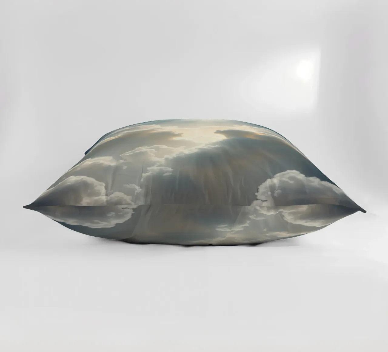 Les nuages majestueux illuminés par la lumière du soleil révèlent des formes éthérées. coussin de DesignDoodle