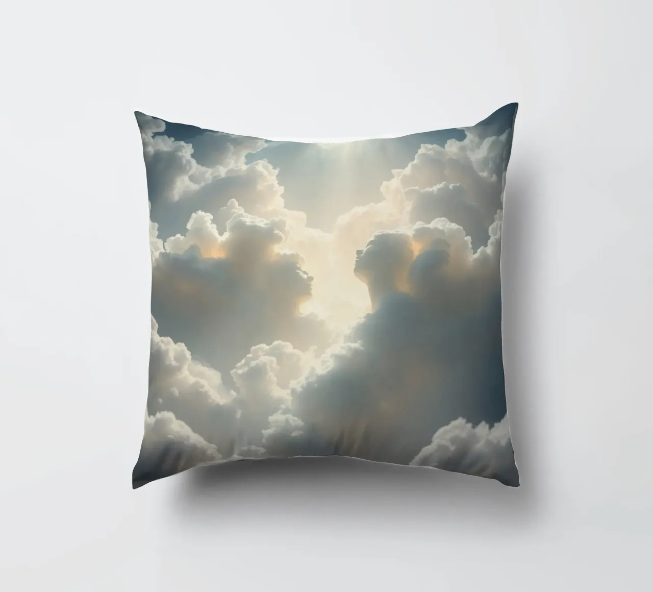 Les nuages majestueux illuminés par la lumière du soleil révèlent des formes éthérées. coussin de DesignDoodle