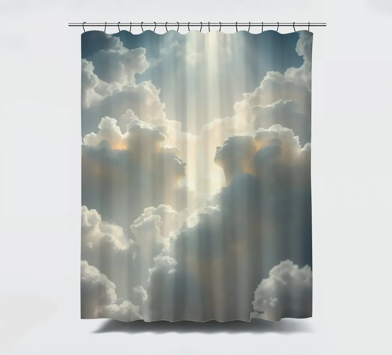 Majestätische Wolken, die vom Sonnenlicht beleuchtet werden, enthüllen eine ätherische Form Duschvorhang von DesignDoodle