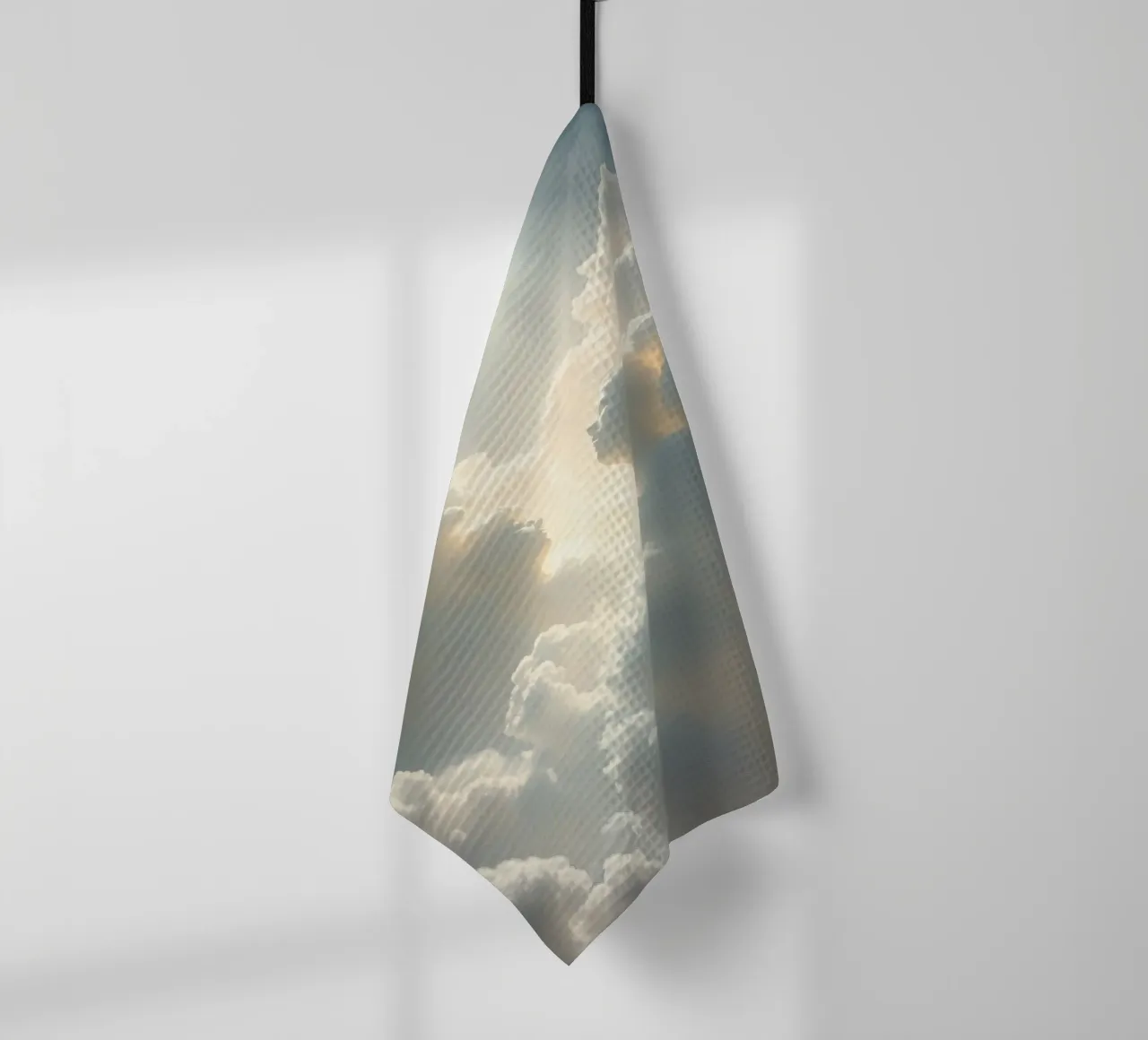 Les nuages majestueux illuminés par la lumière du soleil révèlent des formes éthérées. torchon de DesignDoodle
