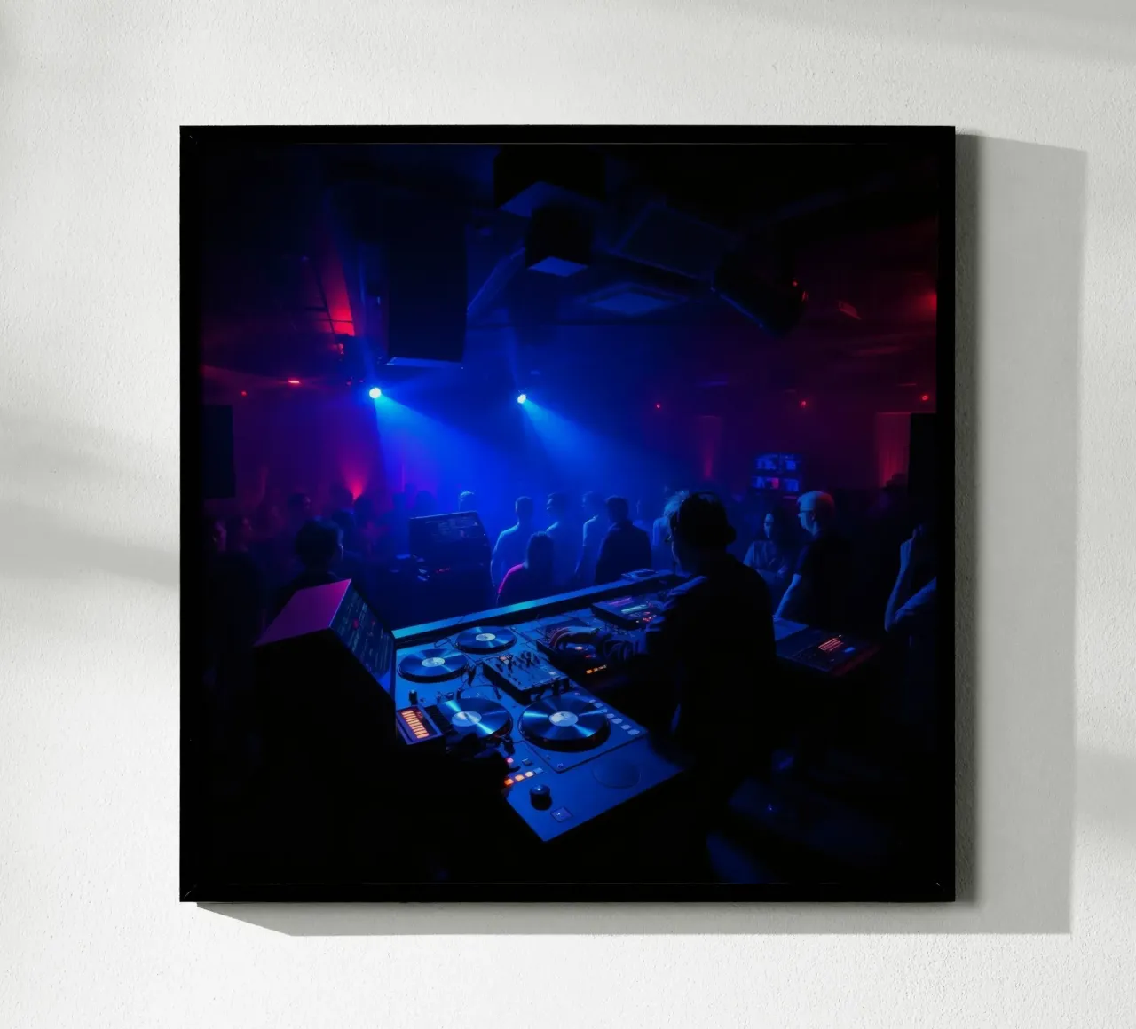 Energetisches Nachtleben in einem pulsierenden Club mit DJ-Performance Poster von DesignDoodle