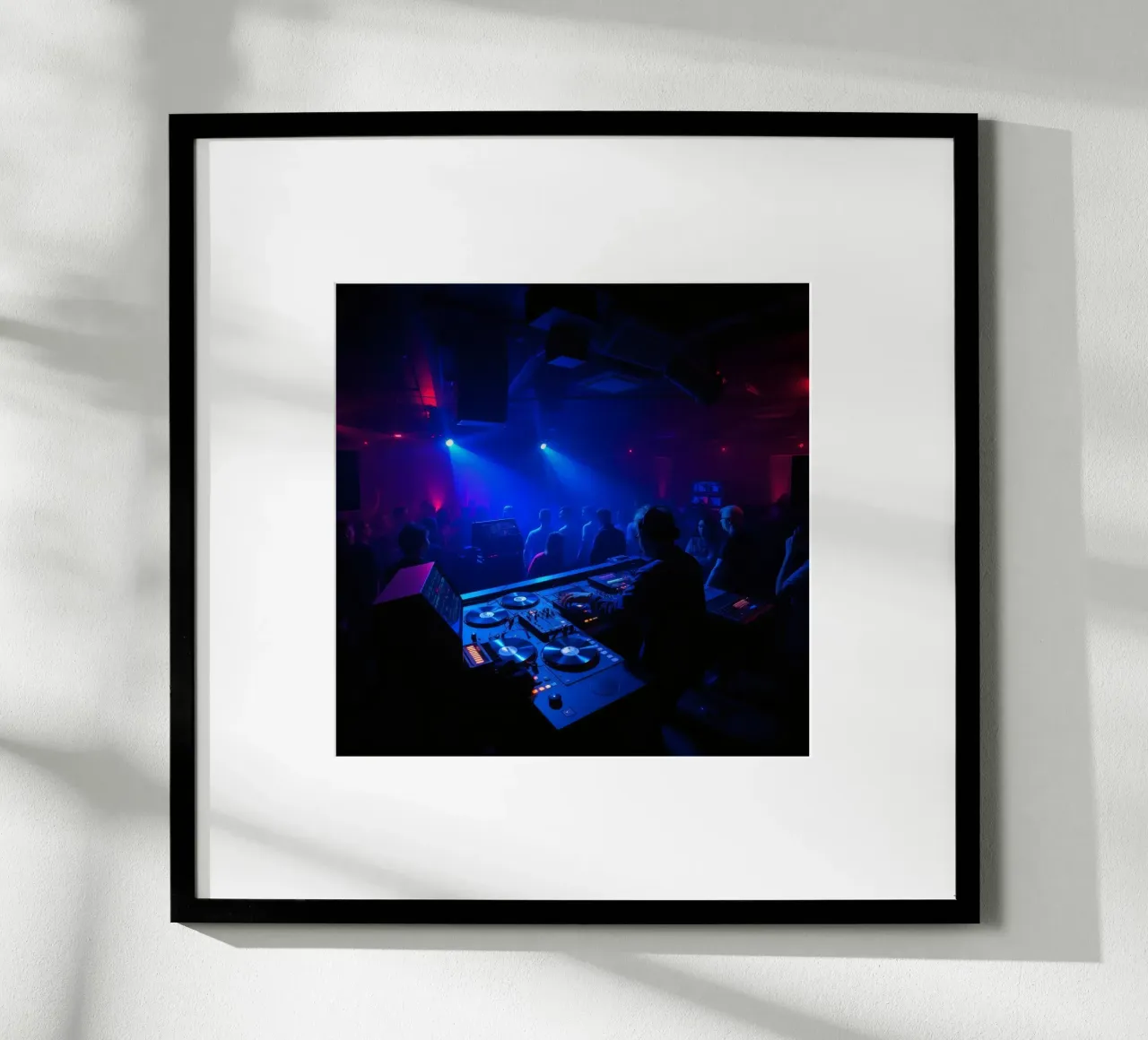 Energetisches Nachtleben in einem pulsierenden Club mit DJ-Performance Poster von DesignDoodle